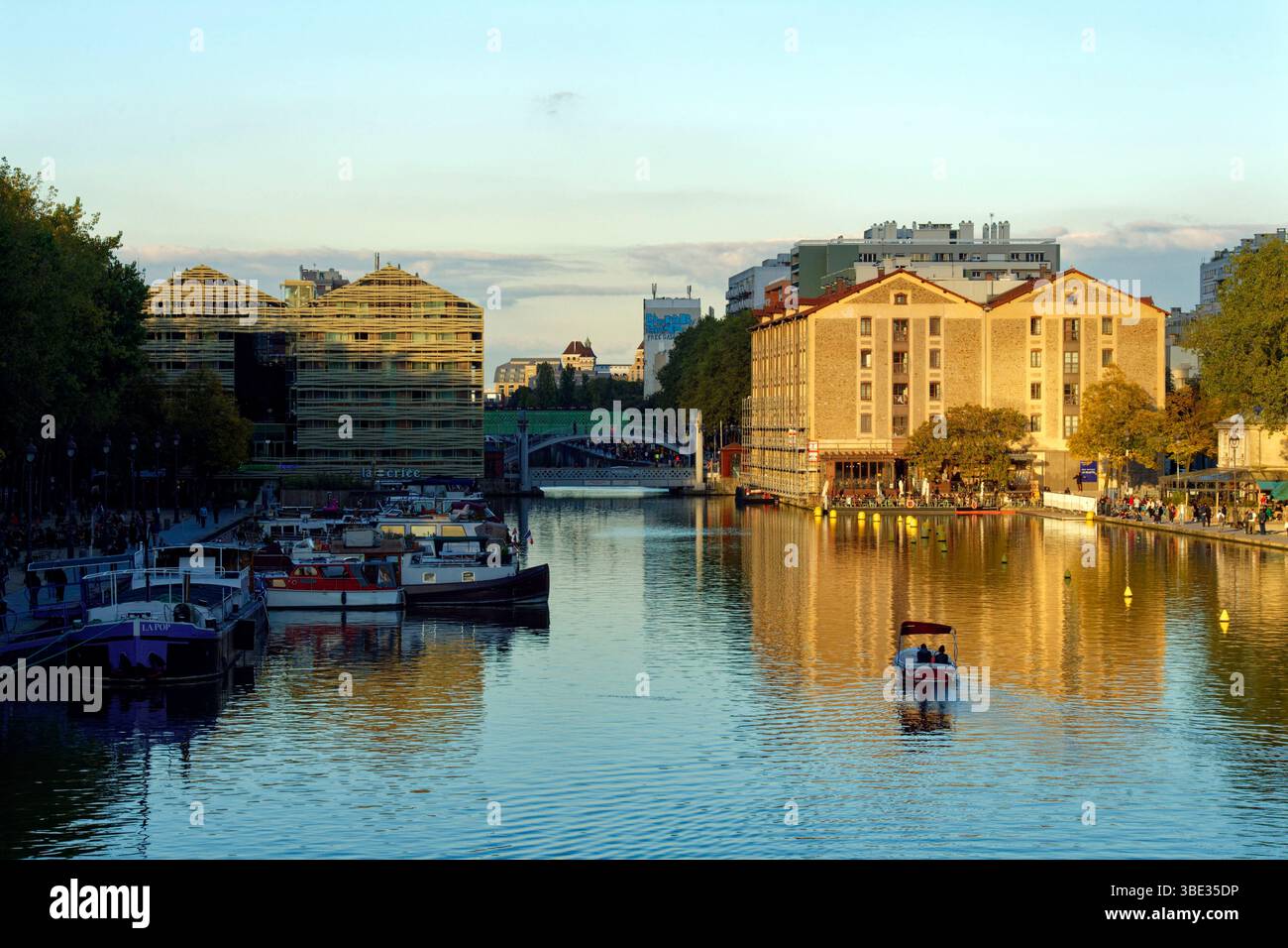 France, Paris, le bassin de La Villette, le plus grand plan d'eau artificiel de Paris, qui relie le canal de l'Ourcq au Canal Saint-Martin Banque D'Images