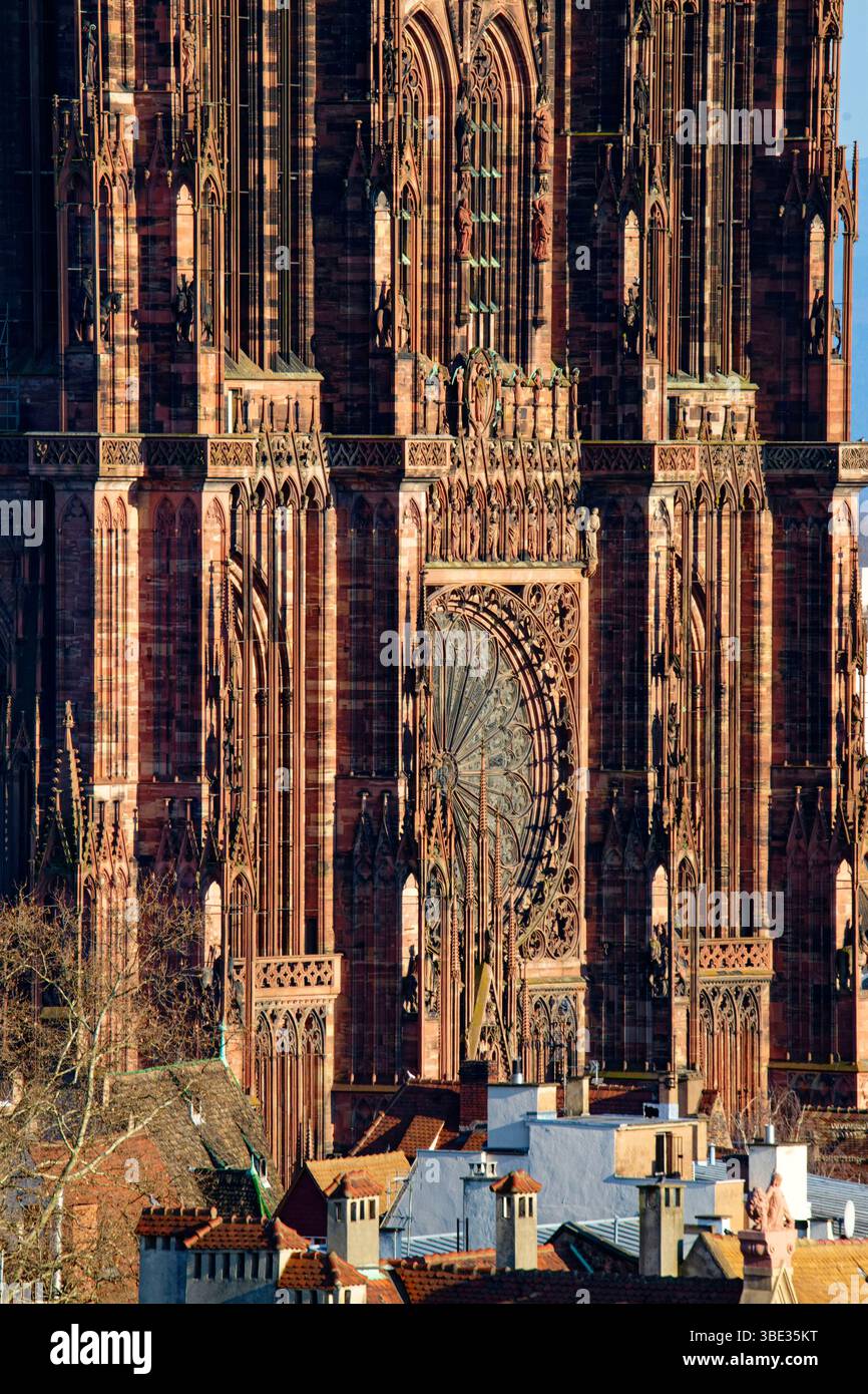 La France, Bas Rhin, Strasbourg, vieille ville classée au Patrimoine Mondial de l'UNESCO, la cathédrale de Notre Dame Banque D'Images