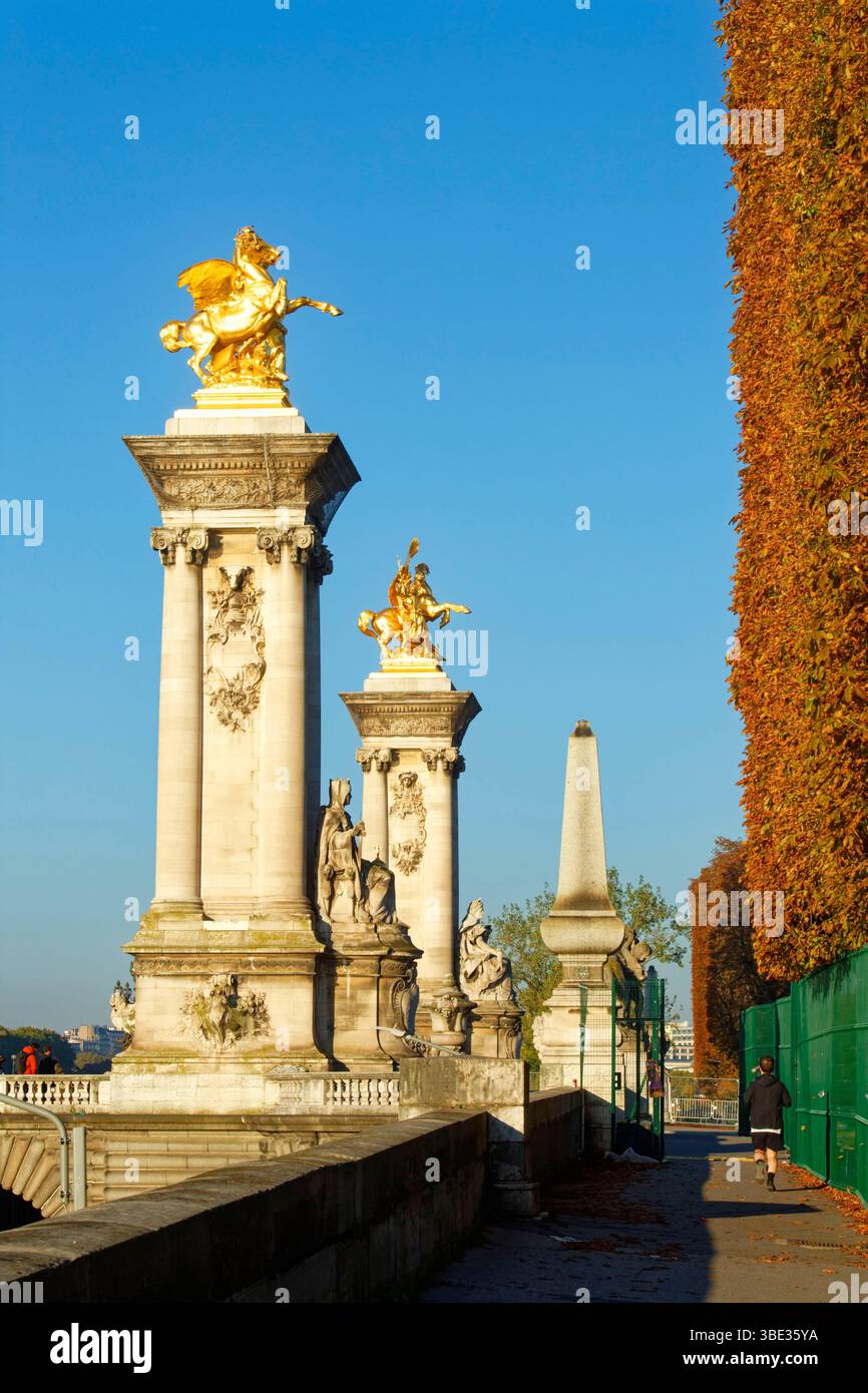 France, Paris, région classée au Patrimoine Mondial de l'UNESCO, les pylônes du pont Alexandre III surmonté d'allégories de Emmanuel Fremiet's la renommée des arts et de la renommée de Gustave Michel de l'agriculture Banque D'Images