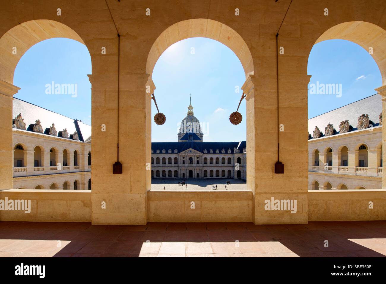 France, Paris, zone classée au patrimoine mondial de l'UNESCO, Hôtel des Invalides, la cour d'honneur et la cathédrale Saint Louis des Invalides Banque D'Images