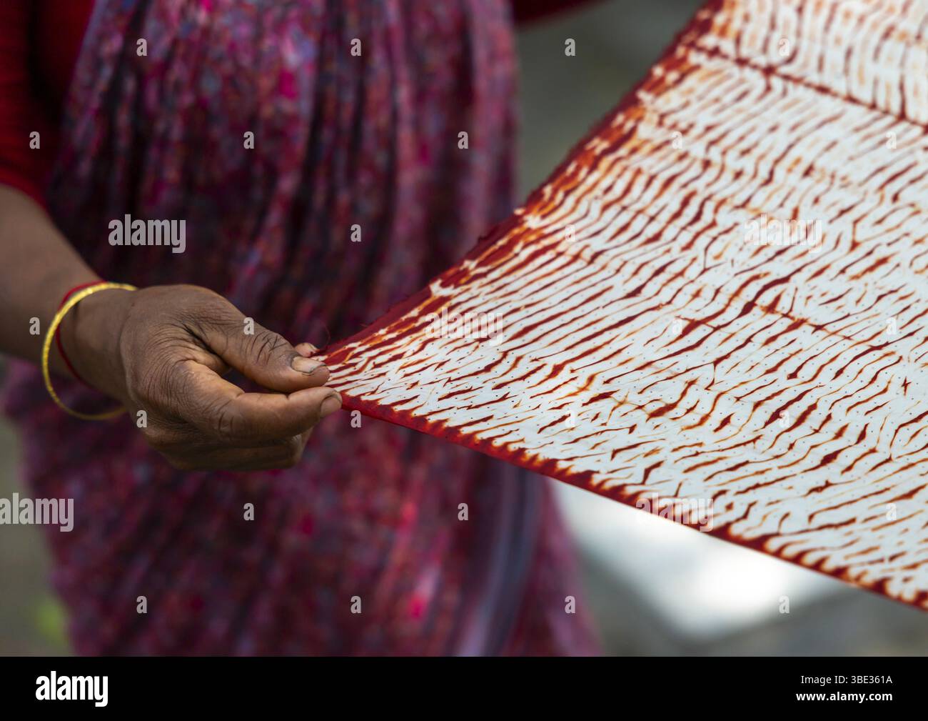 Châle fabriqué avec la technique de teinture rouge TIE-Dye résiste à Living Blue, Division de Rangpur, Goalpara, Bangladesh Banque D'Images