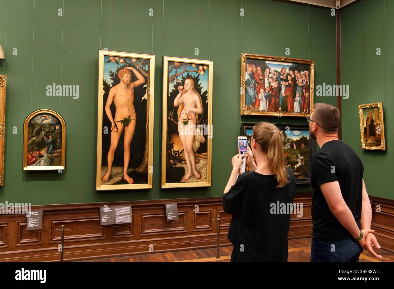 Allemagne, État de Saxe, Dresde, vieille ville (Altstadt), palais Zwinger, Semperbau, Galerie des maîtres anciens (Gemäldegalerie Alte Meister), les Cranachs et leurs peintures d'atelier, peintures de Cranach, Adam et Eve, par Lucas Cranach le jeune, 1537 Banque D'Images
