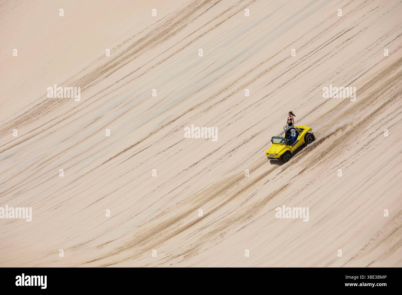 Brésil, Nordeste, Ceara, Canoa Quebrada, buggy descendant une dune avec son passager les cheveux au vent Banque D'Images