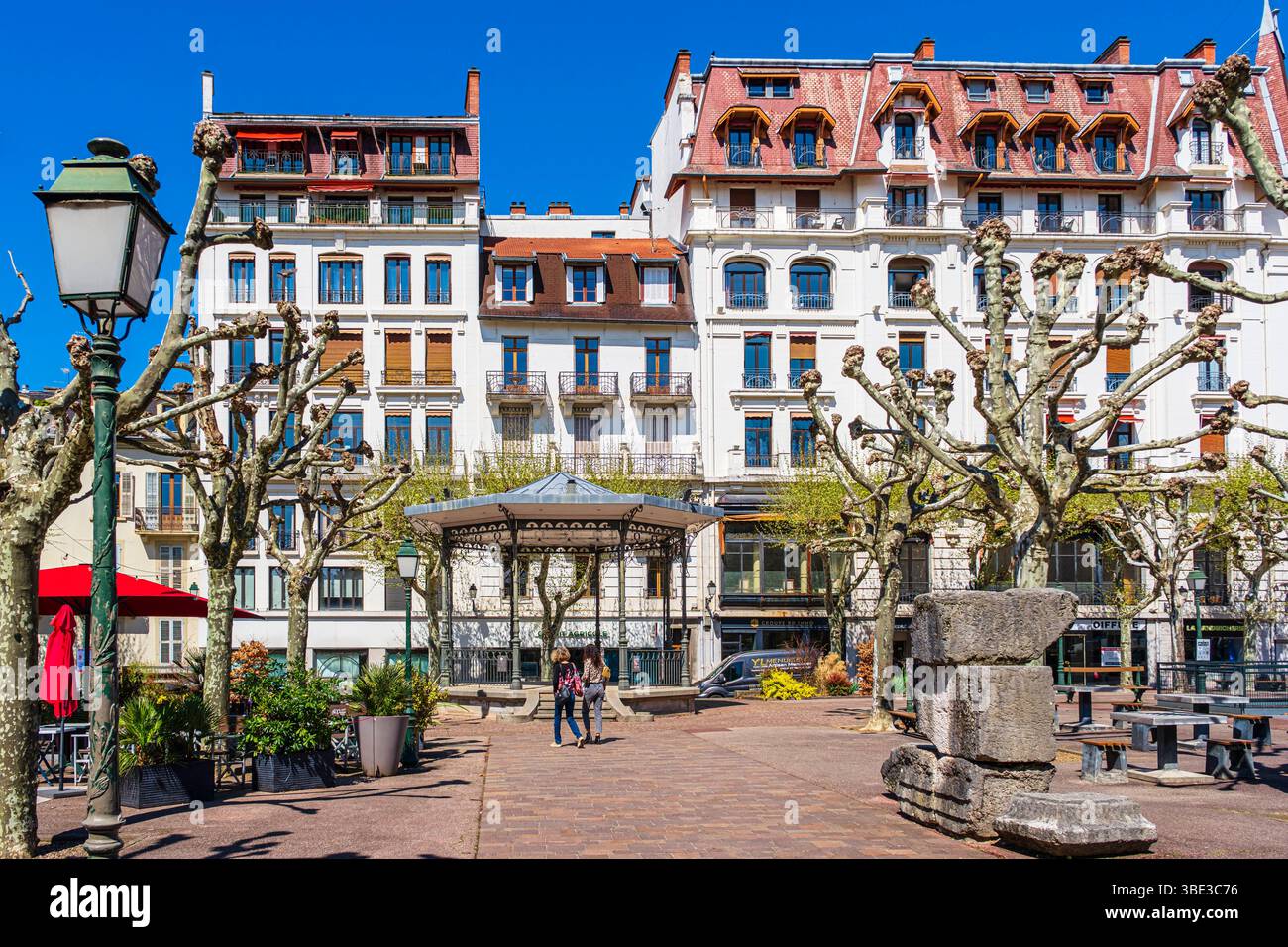 France, Savoie, Aix les bains, place du Temple de Diane et ancien hôtel Astoria sur la droite Banque D'Images