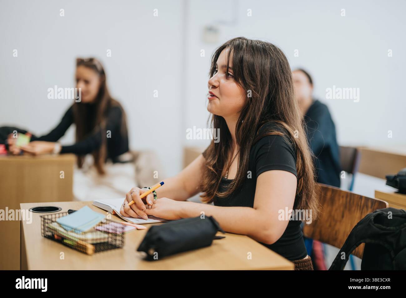 Des lycéens engagés écoutent attentivement en classe Banque D'Images