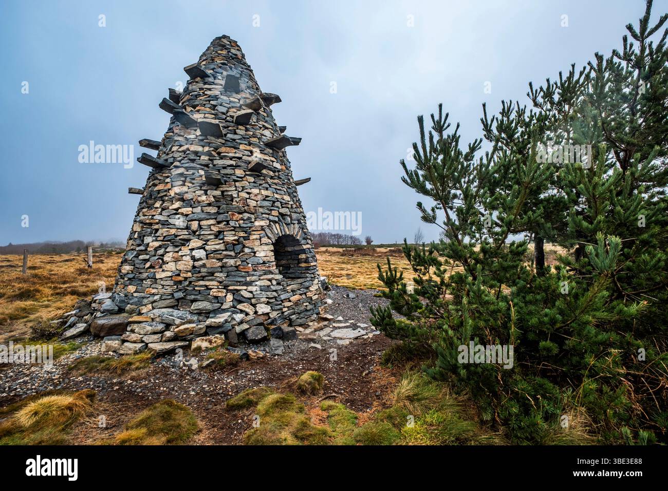 France, Ardèche, Sainte-Eulalie, Mont Gerbier de jonc, sources de la Loire, Château d'eau de l'agronome et architecte paysagiste Gilles Clément, sur le fossé continental de l'eau entre Méditerrannée et Atlantique Banque D'Images