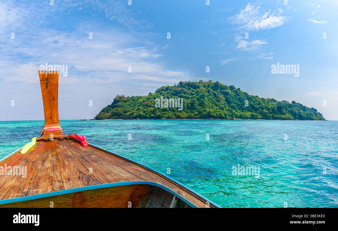 Turquoise eau claire et bateau traditionnel en bois dans l'île de bambou, Phi Phi, Thaïlande Banque D'Images