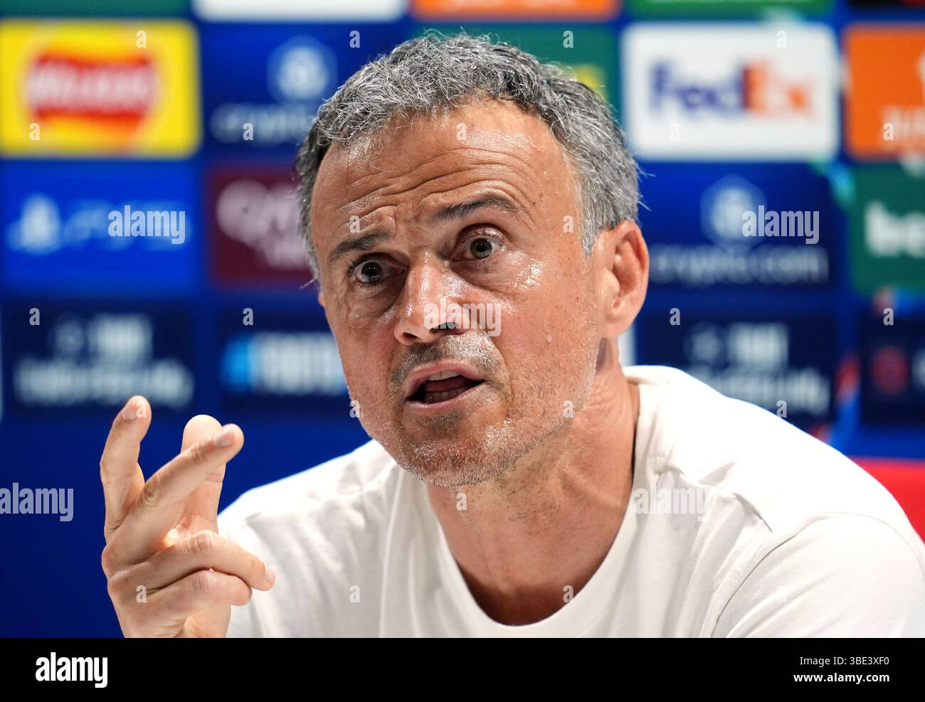 Photo du dossier datée du 28-04-2025 de Luis Enrique, entraîneur du Paris Saint-Germain, qui a mis ses joueurs au défi de s'inscrire dans l'histoire du club en remportant la Ligue des Champions. Date d'émission : mardi 27 mai 2025. Banque D'Images