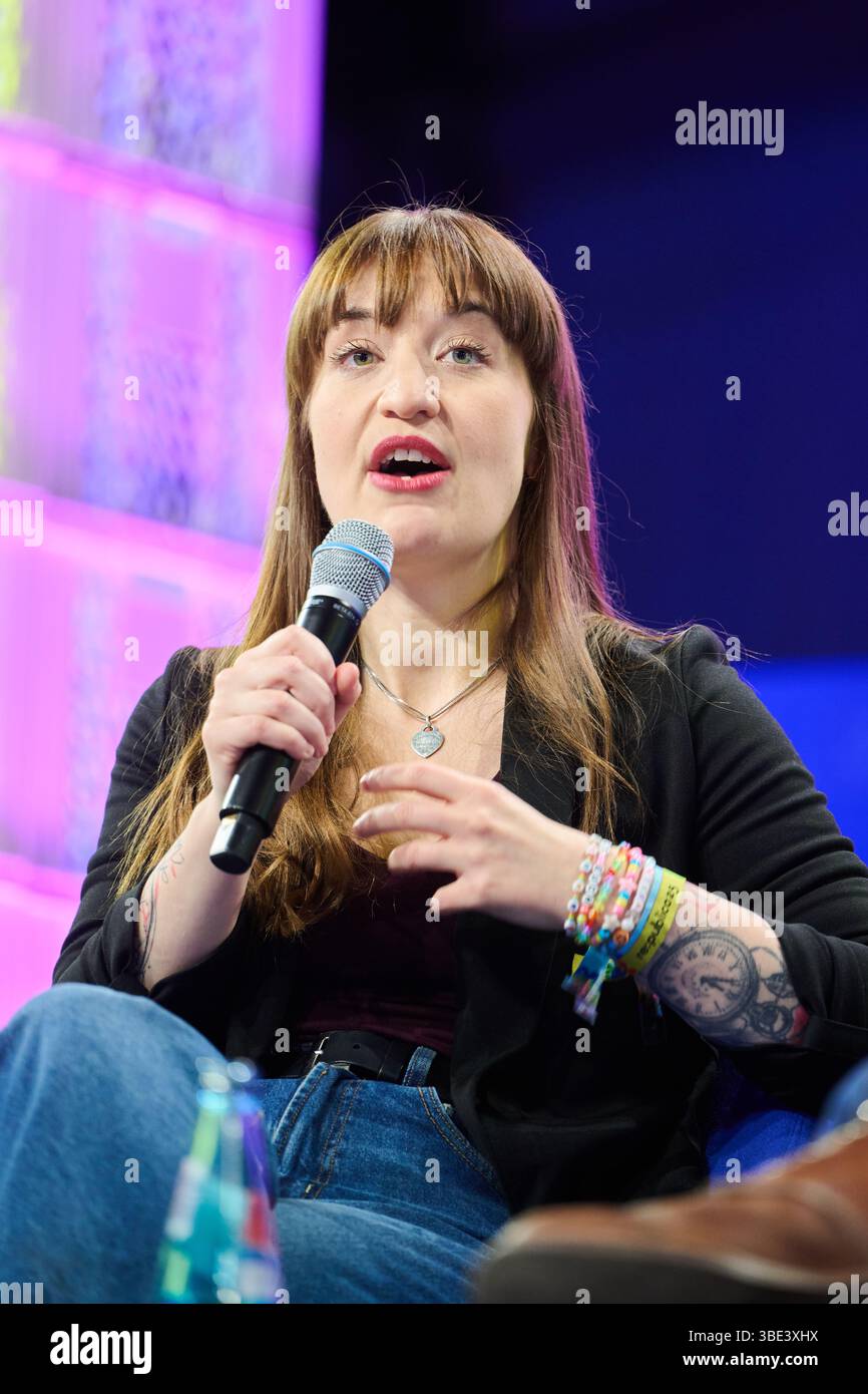Berlin, Allemagne. 27 mai 2025. Heidi Reichinnek, présidente par intérim du groupe parlementaire du parti de gauche au Bundestag, intervient au salon numérique Republica sur la scène principale de la gare de Berlin. Crédit : Annette Riedl/dpa/Alamy Live News Banque D'Images