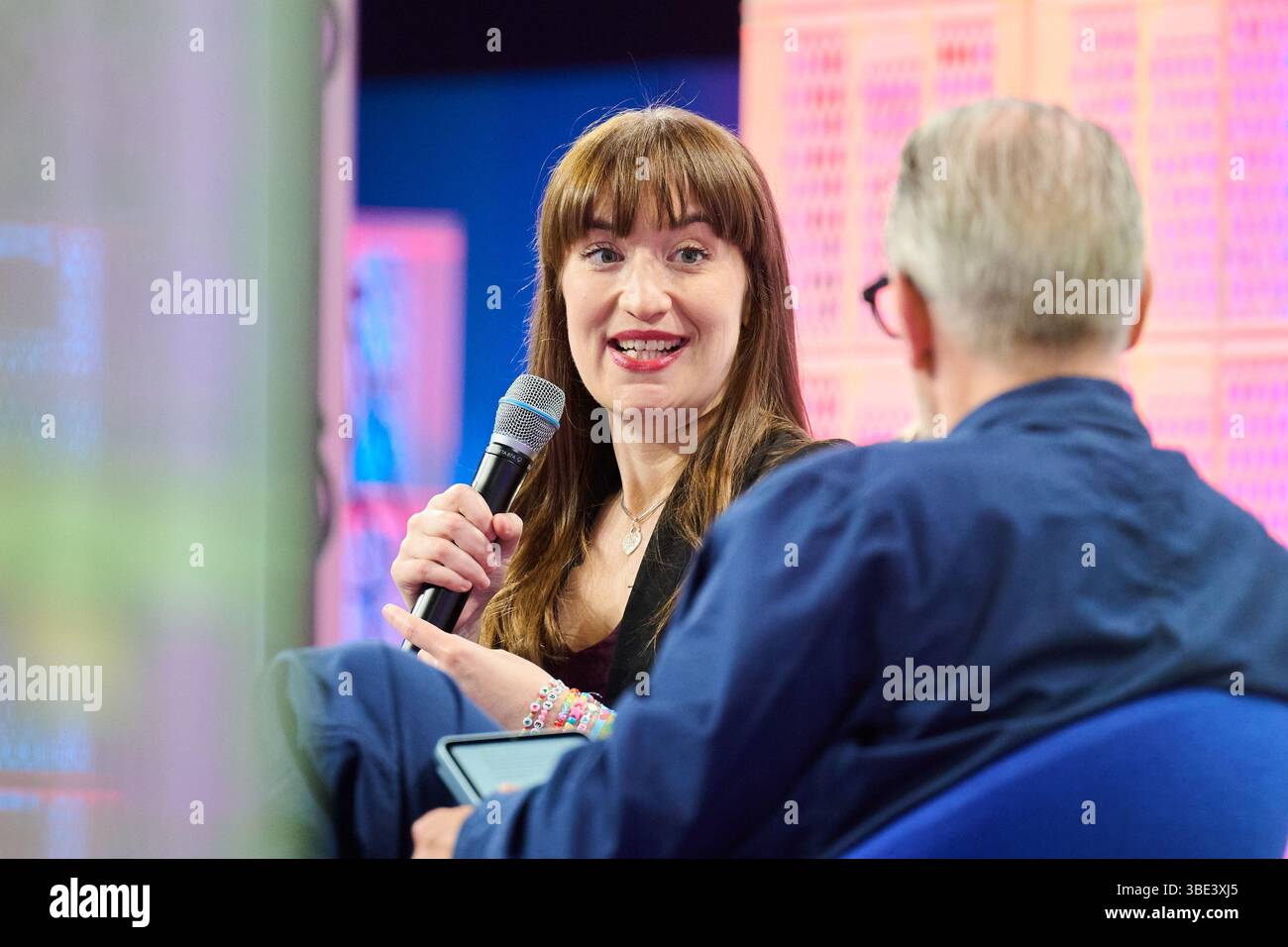 Berlin, Allemagne. 27 mai 2025. Heidi Reichinnek, présidente par intérim du groupe parlementaire Die Linke au Bundestag, prend la parole au salon numérique Republica sur la scène principale de la gare de Berlin. Crédit : Annette Riedl/dpa/Alamy Live News Banque D'Images