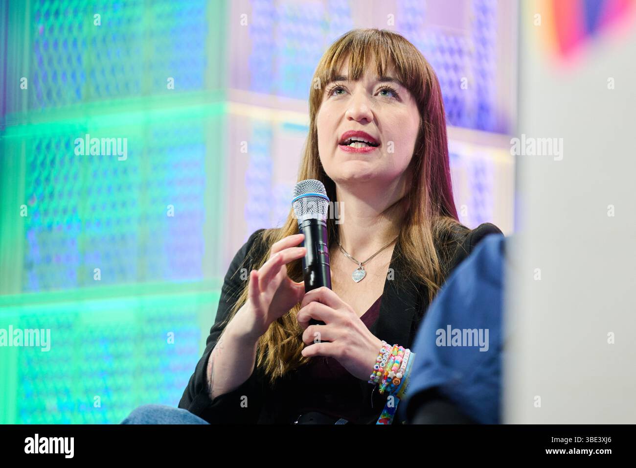 Berlin, Allemagne. 27 mai 2025. Heidi Reichinnek, présidente par intérim du groupe parlementaire Die Linke au Bundestag, prend la parole au salon numérique Republica sur la scène principale de la gare de Berlin. Crédit : Annette Riedl/dpa/Alamy Live News Banque D'Images
