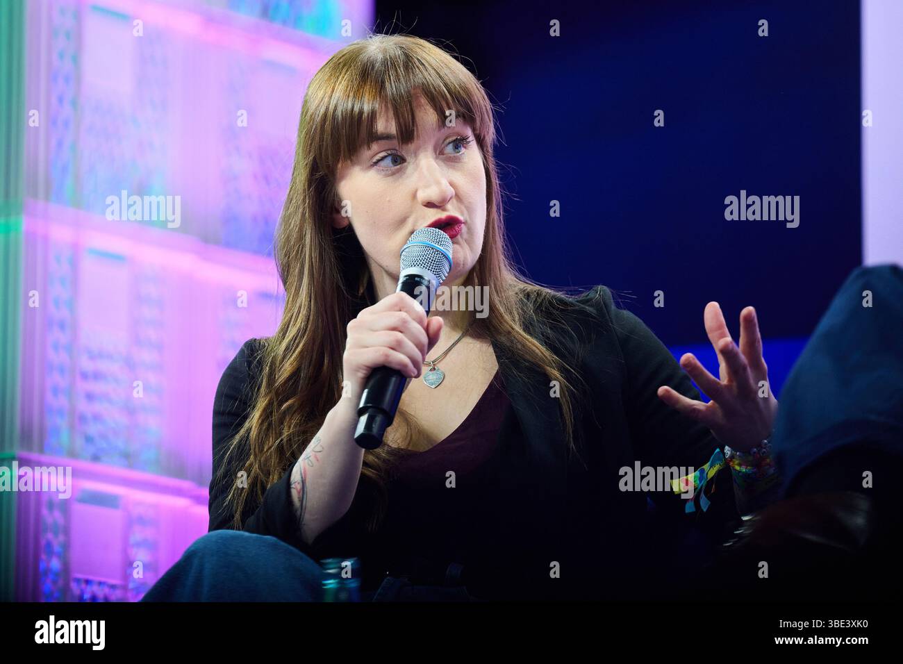 Berlin, Allemagne. 27 mai 2025. Heidi Reichinnek, présidente par intérim du groupe parlementaire du parti de gauche au Bundestag, intervient au salon numérique Republica sur la scène principale de la gare de Berlin. Crédit : Annette Riedl/dpa/Alamy Live News Banque D'Images