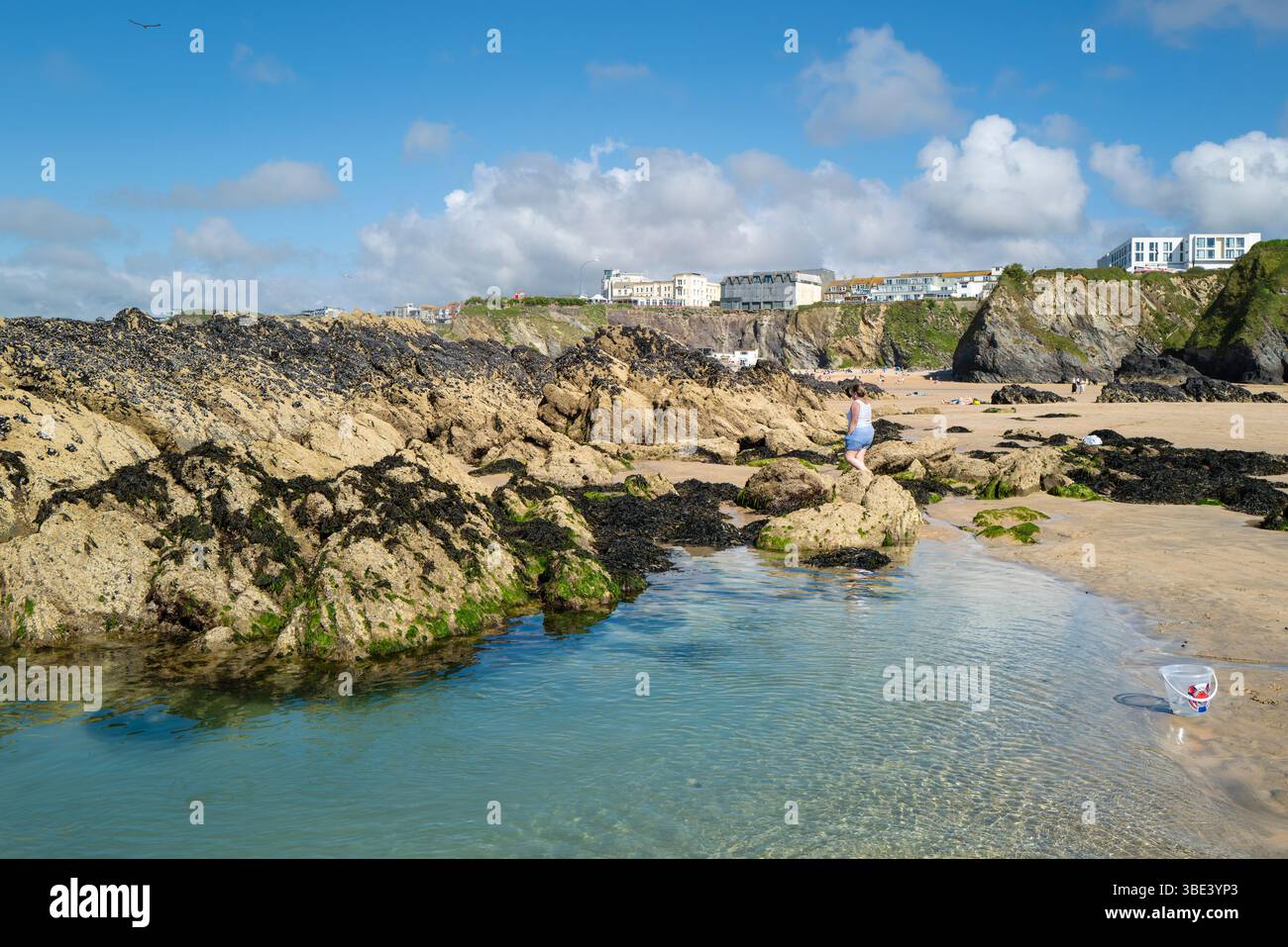 Un grand rockpool sur GT Great Western Beach à Newquay en Cornouailles au Royaume-Uni. Banque D'Images