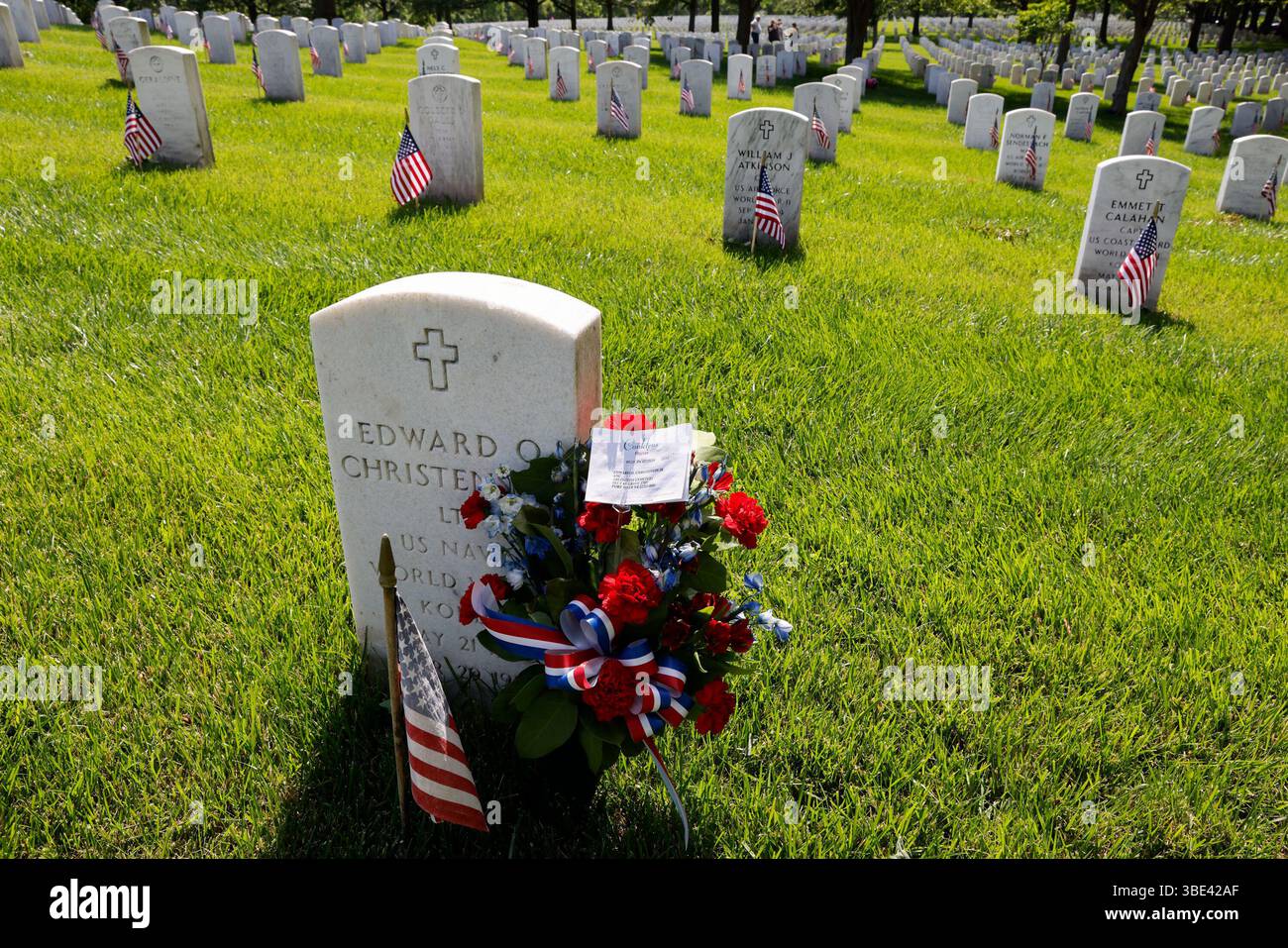 Arlington, États-Unis d'Amérique . 26 mai 2025. Vue générale du cimetière national d'Arlington le jour du souvenir le 26 mai 2025, à Arlington, Virginie. Le cimetière national d'Arlington est le plus grand cimetière du système de cimetière national des États-Unis, l'un des deux cimetières maintenus par l'armée des États-Unis. Les États-Unis célèbrent le Memorial Day chaque année pour honorer ceux qui sont morts en servant dans les forces armées. (Photo de Aashish Kiphayet/Sipa USA) crédit : Sipa USA/Alamy Live News Banque D'Images