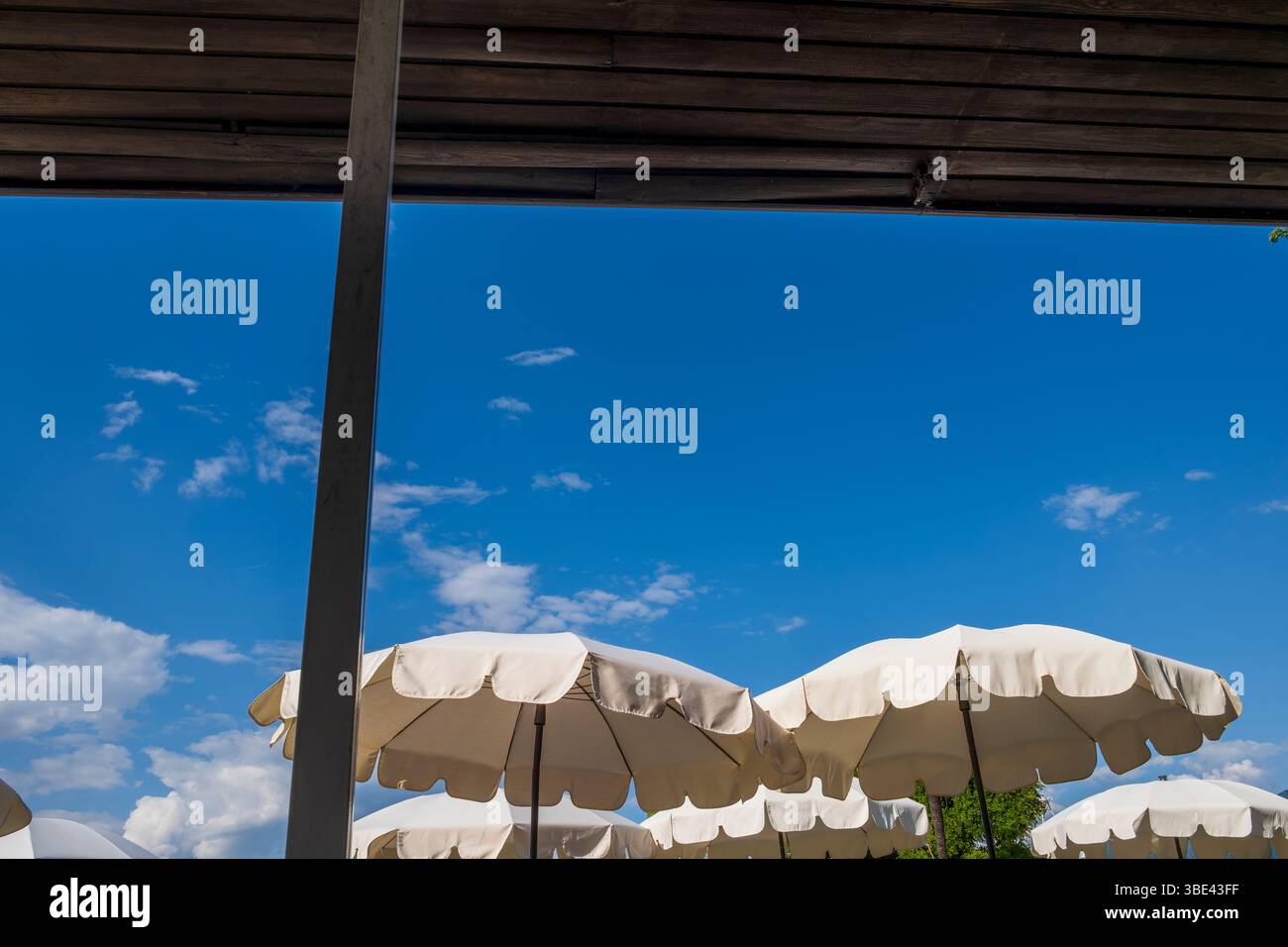 Parasols de bar contre un ciel bleu Banque D'Images