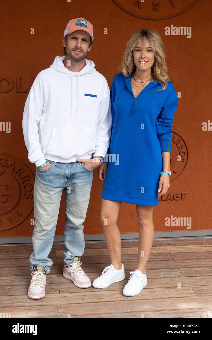 Paris, France. 27 mai 2025. Philippe Lacheau et Elodie Fontan prennent la pose à Roland Garros pour l'Open de France le 27 mai 2025 à Paris. Photo de Laurent Zabulon/ABACAPRESS.COM crédit : Abaca Press/Alamy Live News Banque D'Images