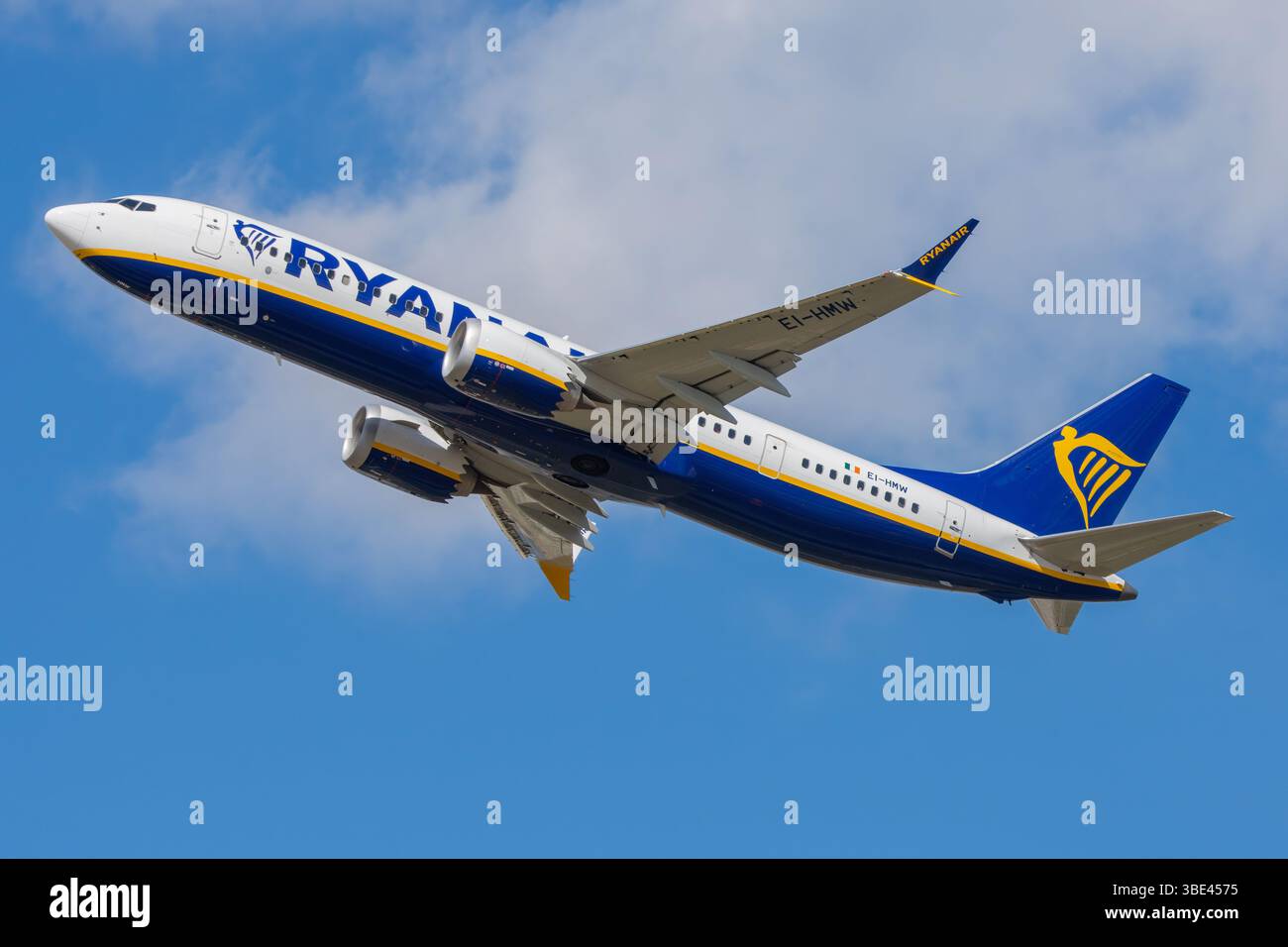 La compagnie aérienne low cost Boeing 737 8MAX 200 de Ryanair décollant à l'aéroport de Málaga Costa del sol, immatriculée EI-HMW. Banque D'Images