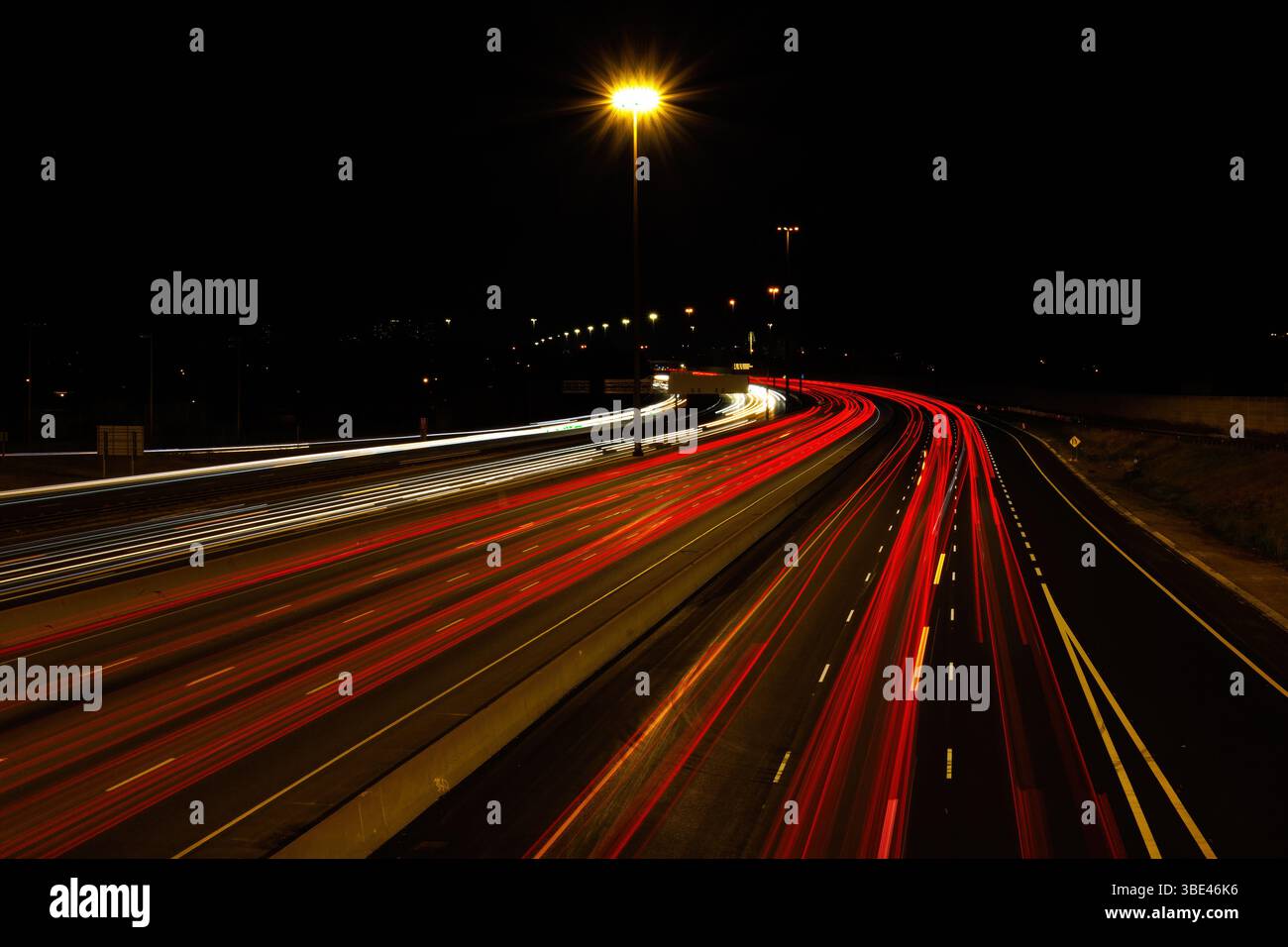 Longue exposition de la circulation sur l'autoroute 401 la nuit. Banque D'Images