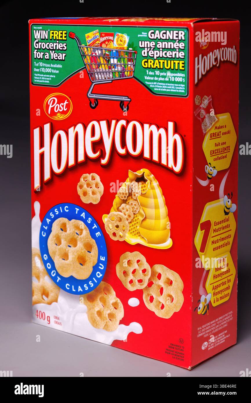 Dans cette illustration photo, le design extérieur d'une boîte de céréales de petit déjeuner Honeycomb. Banque D'Images