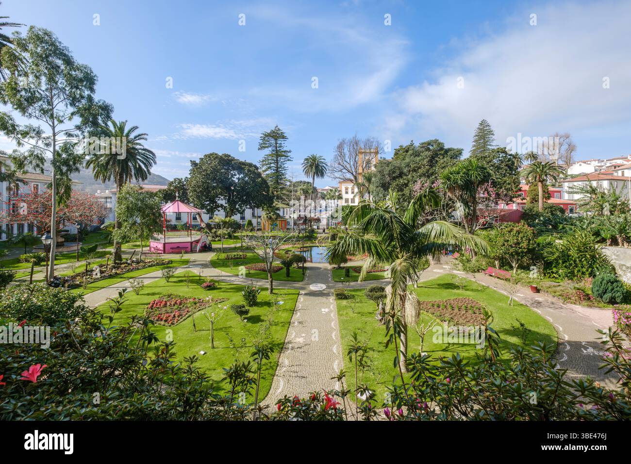Jardin public tropical avec palmiers et aire de jeux à Angra do Heroismo. Jardim Duque de Terceira, parc paysager, ville coloniale portugaise, Terce Banque D'Images