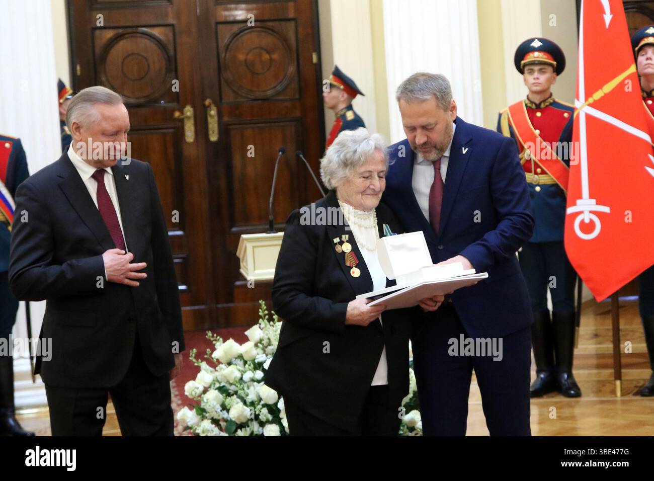 Saint-Pétersbourg, Russie. 27 mai 2025. Alexander Beglov, Gouverneur de Pétersbourg (l), Elena Tikhomirova (C), Alexander Belsky, Président de l'Assemblée législative de Pétersbourg (R) lors de la cérémonie de remise des insignes aux personnes ayant reçu le titre de citoyen d'honneur de Pétersbourg au Palais Mariinsky. Crédit : ZUMA Press, Inc/Alamy Live News Banque D'Images