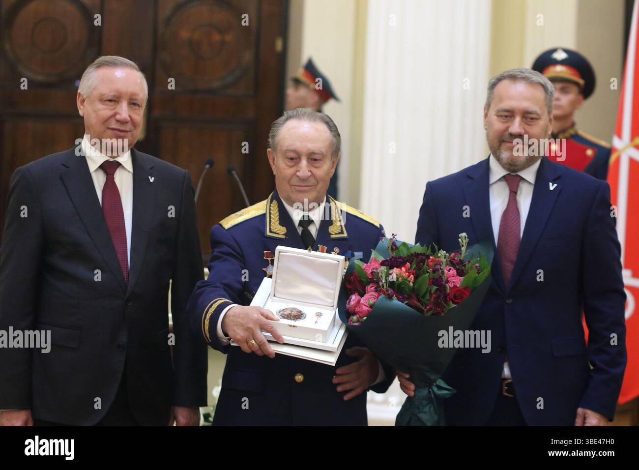 Saint-Pétersbourg, Russie. 27 mai 2025. Alexander Beglov, Gouverneur de Saint-Pétersbourg (l), Vasily Volobuev (C), Alexander Belsky, Président de l'Assemblée législative de Saint-Pétersbourg (R) lors de la cérémonie de remise des insignes aux personnes ayant reçu le titre de citoyen honoraire de Pétersbourg au Palais Mariinsky. Crédit : ZUMA Press, Inc/Alamy Live News Banque D'Images