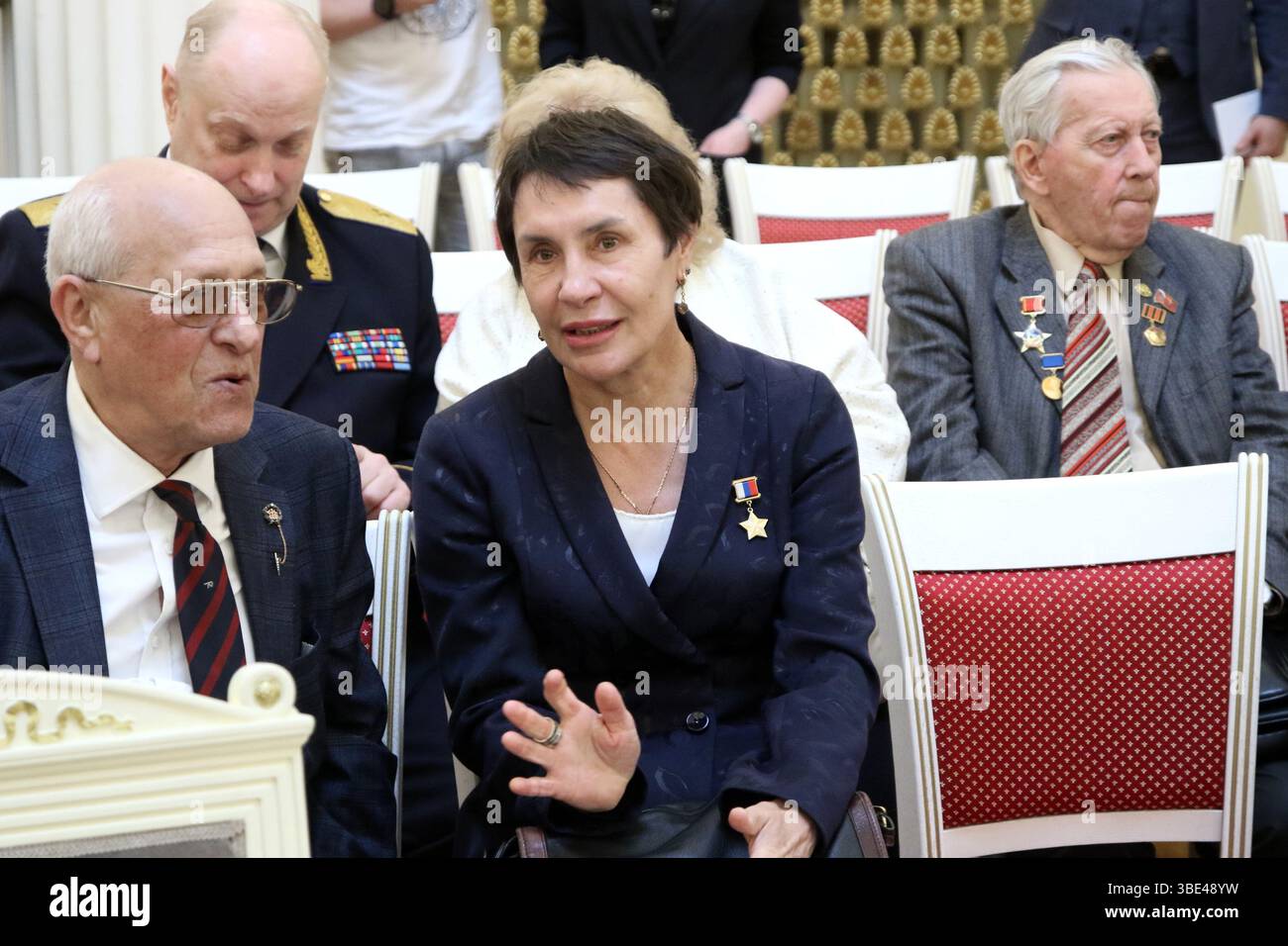 Saint-Pétersbourg, Russie. 27 mai 2025. Lyubov Egorova, six fois champion olympique de ski, député à l'Assemblée législative de Pétersbourg, lors de la cérémonie de remise des insignes aux personnes ayant reçu le titre de citoyen d'honneur de Pétersbourg au Palais Mariinsky. Crédit : ZUMA Press, Inc/Alamy Live News Banque D'Images