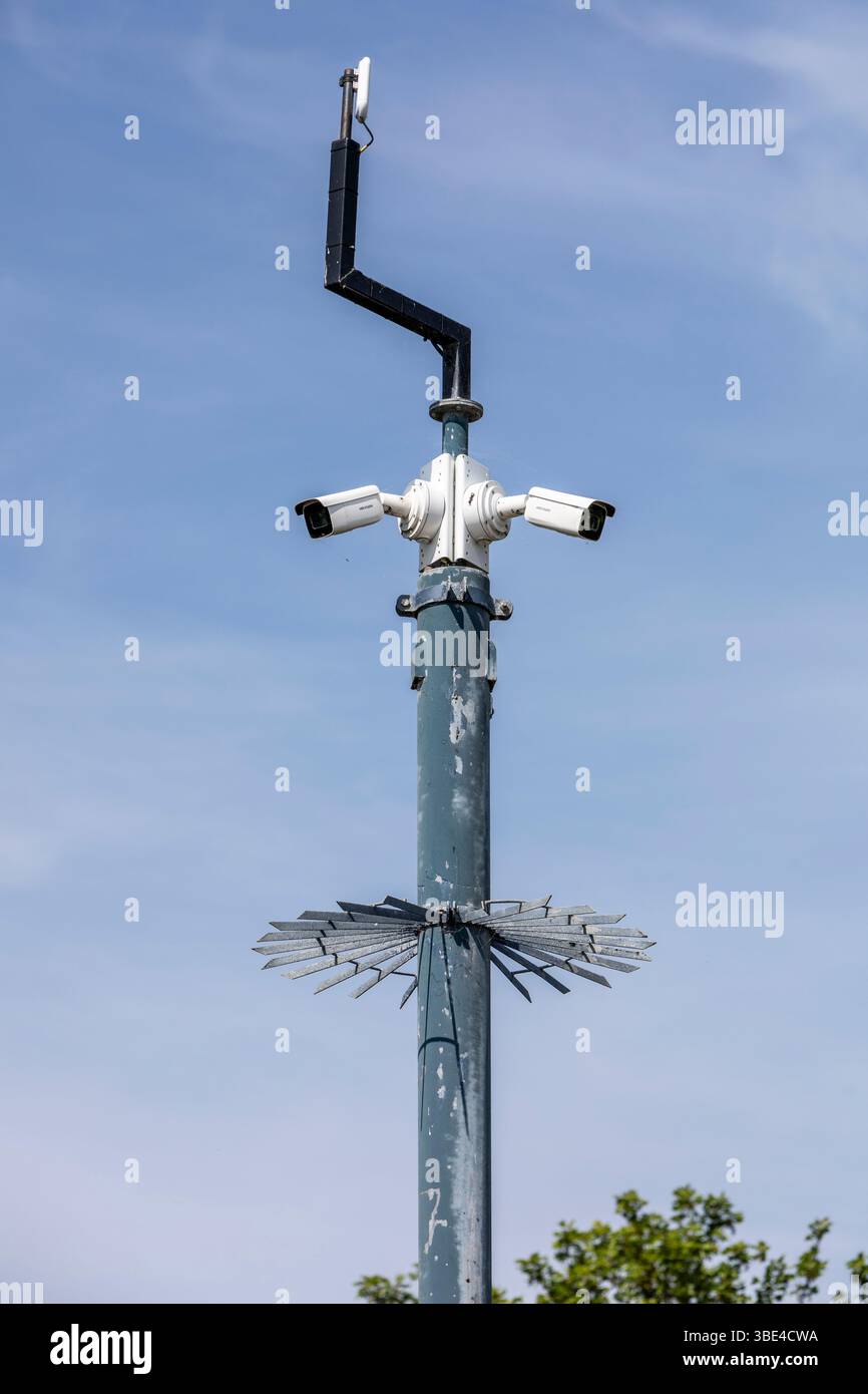 Caméras de vidéosurveillance au sommet d'un poteau haut Banque D'Images