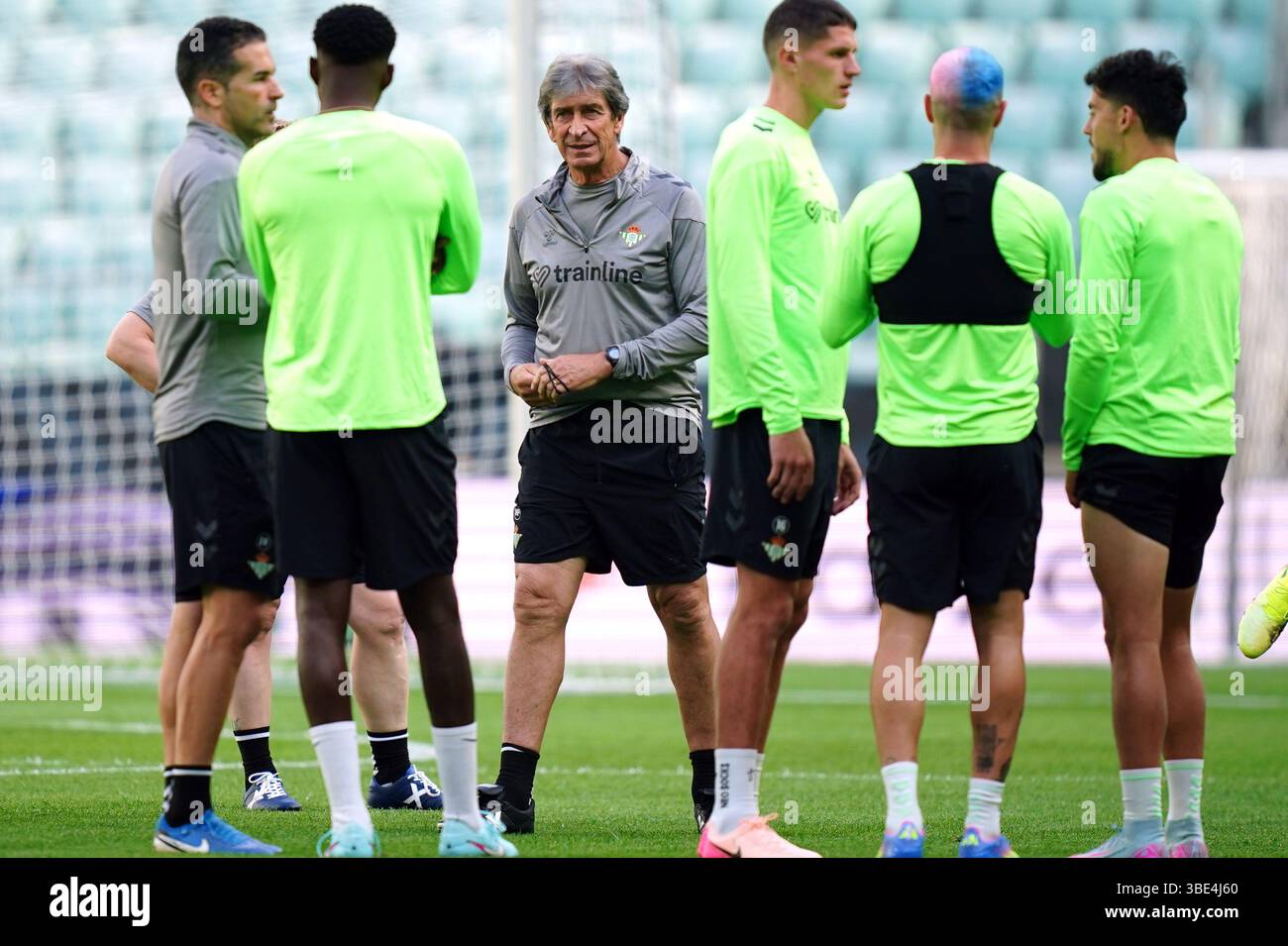 Manuel Pellegrini (centre gauche), entraîneur du Real Betis, et des joueurs lors d'une séance d'entraînement au stade de Wroclaw, en Pologne, avant la finale de l'UEFA Conference League mercredi. Date de la photo : mardi 27 mai 2025. Banque D'Images