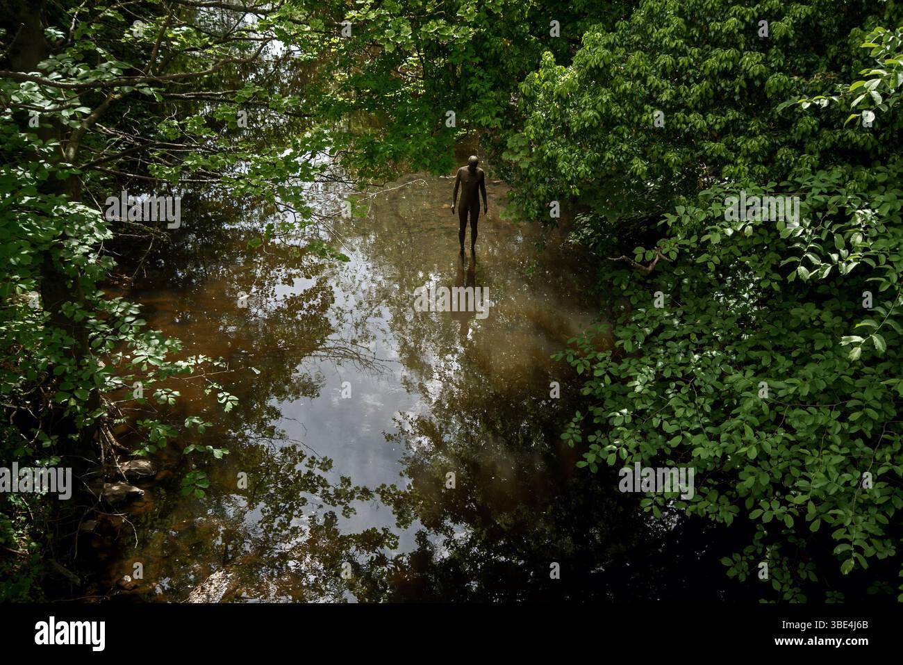 L'une des six sculptures de Sir Antony Gormley dans l'eau de Leith à Stockbridge, Édimbourg, Écosse. ROYAUME-UNI. Banque D'Images