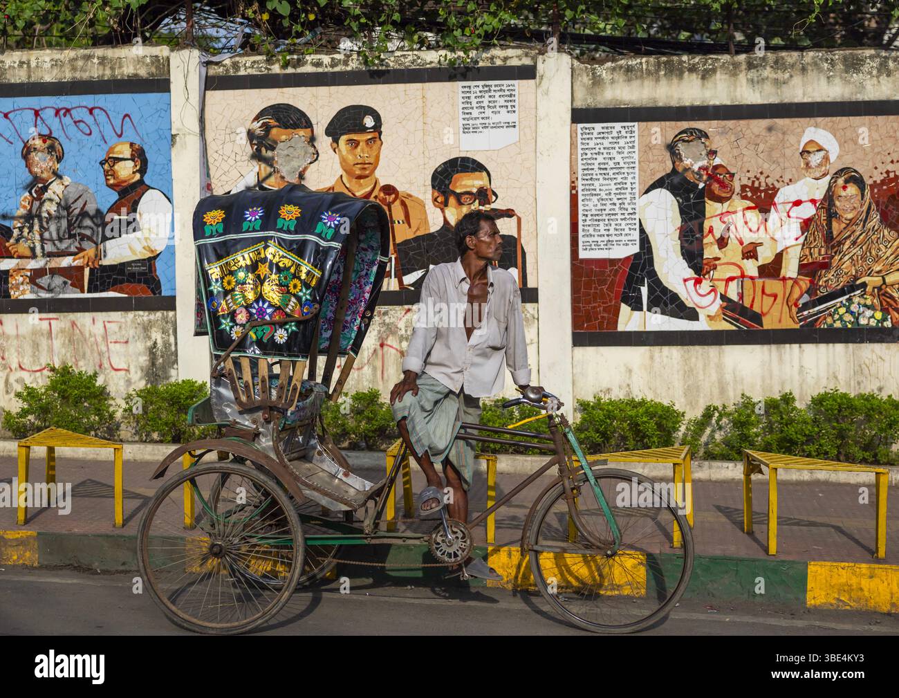 Pousse-pousse garé devant des peintures murales politiques dans la ville, division de Chittagong, Chittagong, Bangladesh Banque D'Images