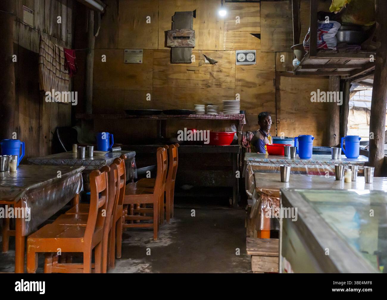 Homme bangladais dans un restaurant, Chittagong Division, Chittagong, Bangladesh Banque D'Images