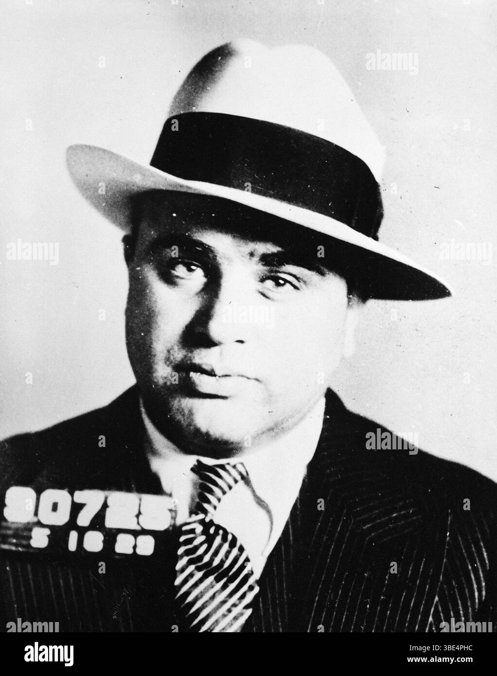 Le coup de feu d'Al Capone de 1929. Alphonse Gabriel Capone (17 janvier 1899 – 25 janvier 1947), parfois surnommé « Scarface », est un gangster et homme d'affaires américain qui a atteint la notoriété pendant l'ère de la Prohibition en tant que co-fondateur et patron de Chicago Outfit de 1925 à 1931. Son règne de sept ans en tant que patron du crime s'est terminé lorsqu'il a été emprisonné à l'âge de 33 ans. Banque D'Images Le coup de feu d'Al Capone de 1929. Alphonse Gabriel Capone (17 janvier 1899 – 25 janvier 1947), parfois surnommé « Scarface », est un gangster et homme d'affaires américain qui a atteint la notoriété pendant l'ère de la Prohibition en tant que co-fondateur et patron de Chicago Outfit de 1925 à 1931. Son règne de sept ans en tant que patron du crime s'est terminé lorsqu'il a été emprisonné à l'âge de 33 ans. Banque D'Images