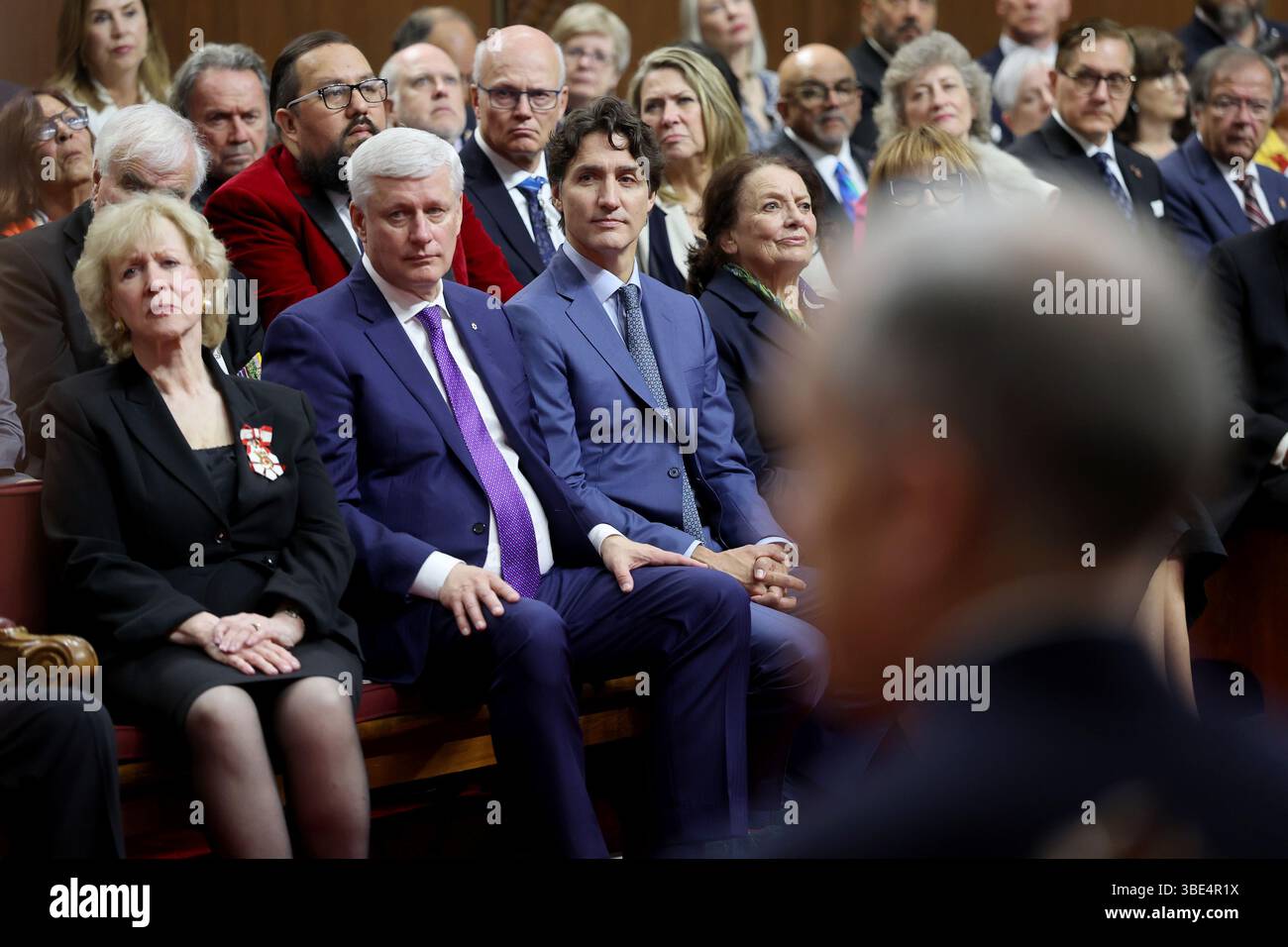 (De gauche à droite) Kim Campbell, Stephen Harper, Geoff Regan, Justin Trudeau et Margaret Trudeau écoutent le discours du Trône prononcé par le roi Charles III au Sénat lors de l'ouverture officielle du Parlement du Canada, dans la salle du Sénat de l'édifice du Sénat du Canada, à Ottawa, dans le cadre de la visite royale de deux jours au Canada. Date de la photo : mardi 27 mai 2025. Banque D'Images
