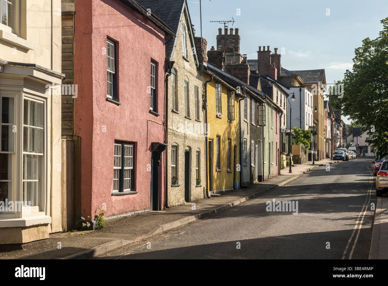Vieilles maisons colorées à Broad Street, Presteigne, Powys, pays de Galles, Royaume-Uni. La ville a souvent été élue l'un des meilleurs endroits pour vivre en Grande-Bretagne Banque D'Images