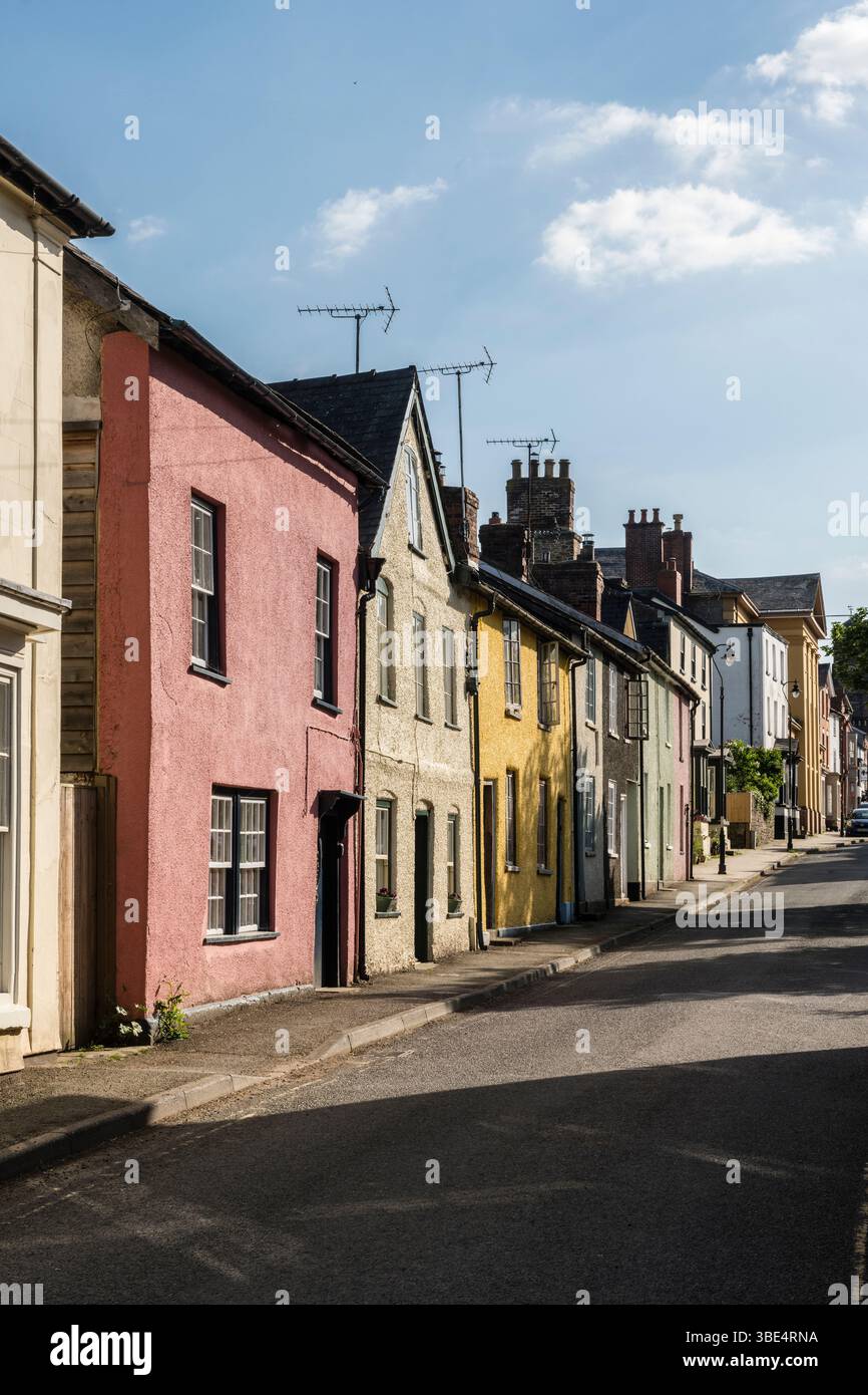 Vieilles maisons colorées à Broad Street, Presteigne, Powys, pays de Galles, Royaume-Uni. La ville a souvent été élue l'un des meilleurs endroits pour vivre en Grande-Bretagne Banque D'Images