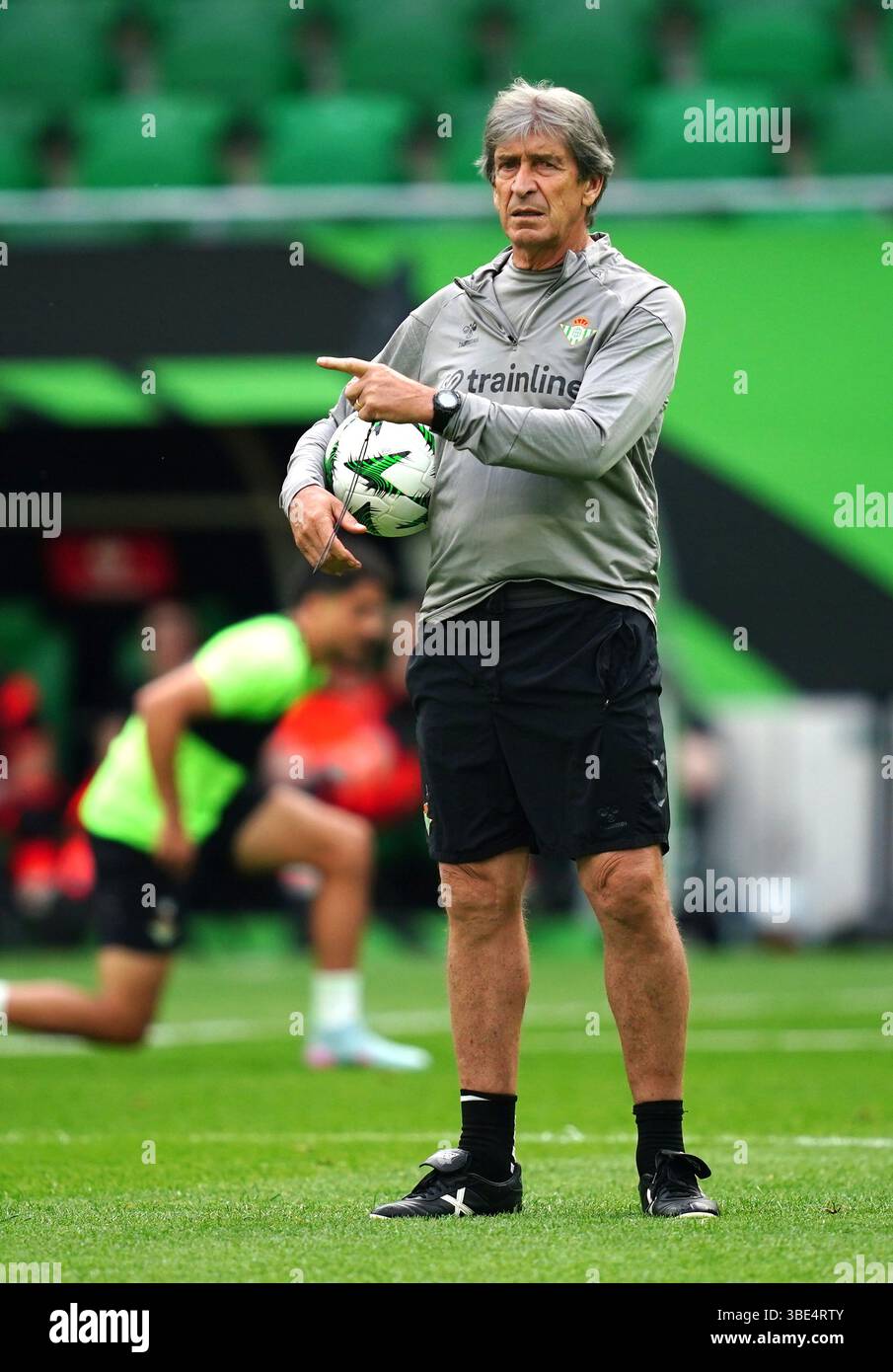 Le manager du Real Betis Manuel Pellegrini lors d'une séance d'entraînement au stade de Wroclaw, en Pologne, avant la finale de l'UEFA Conference League mercredi. Date de la photo : mardi 27 mai 2025. Banque D'Images
