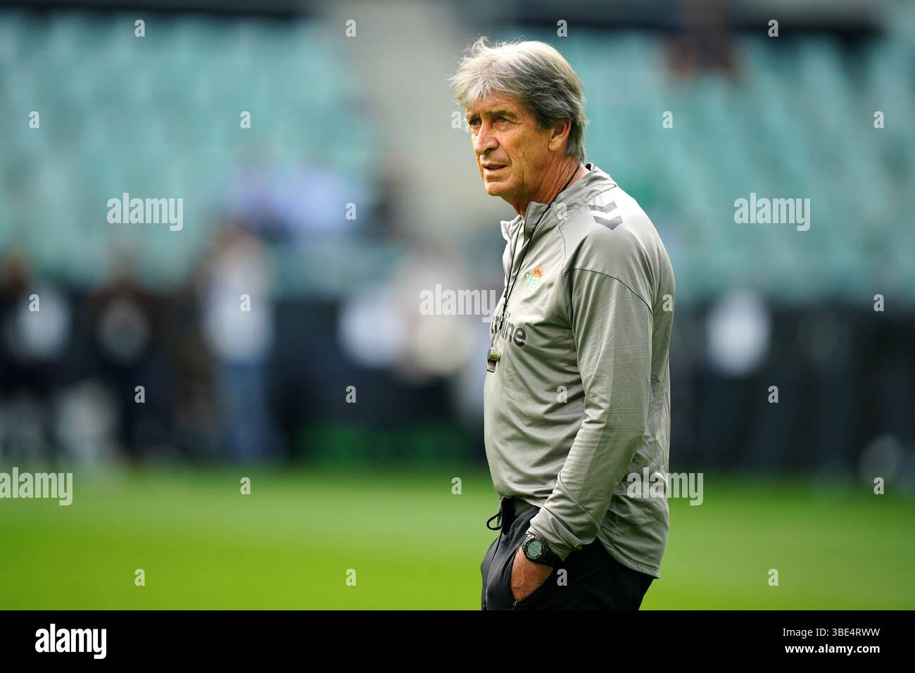Le manager du Real Betis Manuel Pellegrini lors d'une séance d'entraînement au stade de Wroclaw, en Pologne, avant la finale de l'UEFA Conference League mercredi. Date de la photo : mardi 27 mai 2025. Banque D'Images