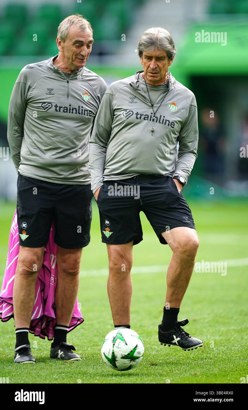 Manuel Pellegrini, entraîneur du Real Betis (à droite), et Ruben Cousillas, entraîneur adjoint, lors d'une séance d'entraînement au stade de Wroclaw, en Pologne, avant la finale de l'UEFA Conference League mercredi. Date de la photo : mardi 27 mai 2025. Banque D'Images