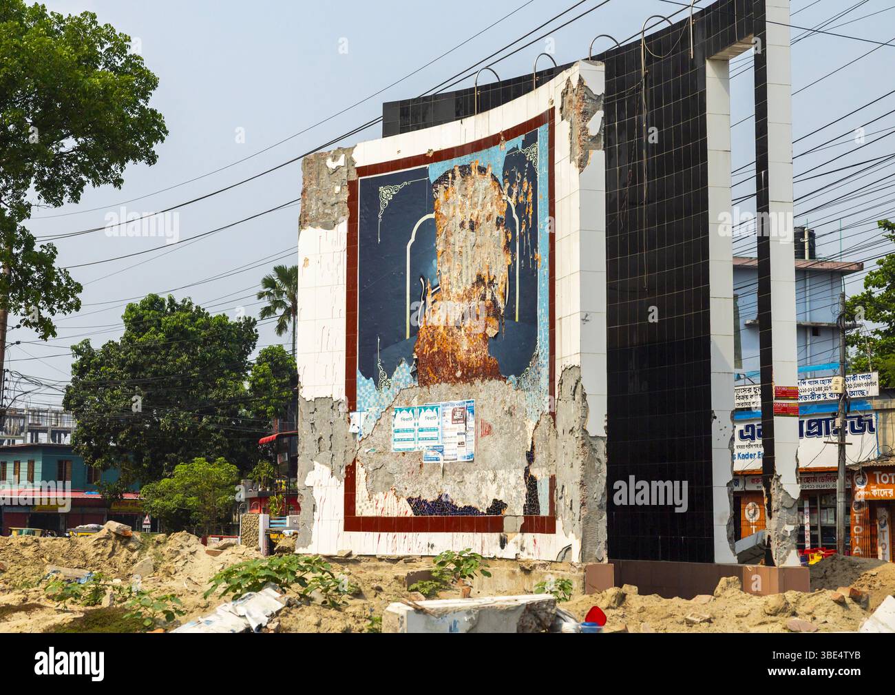 Murale d'un politicien brisée pendant le mouvement de réforme des étudiants et des quotas, Khulna Division, Jessore, Bangladesh Banque D'Images