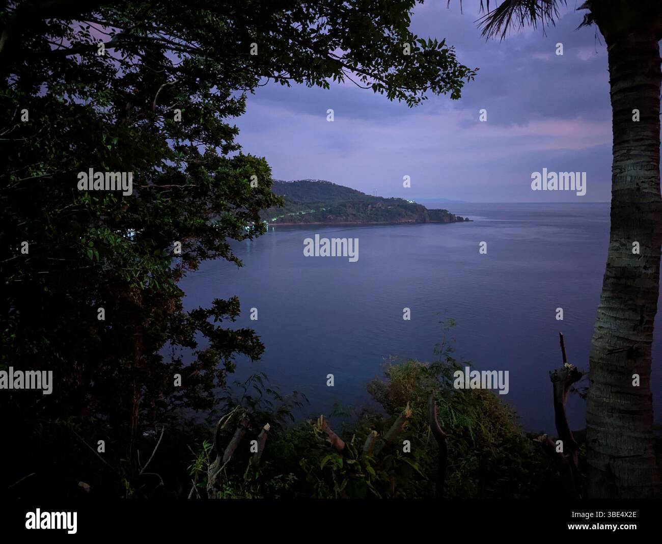 Magnifique coucher de soleil sur l'île de Lombok en Indonésie - Image de stock capturée avec un smartphone