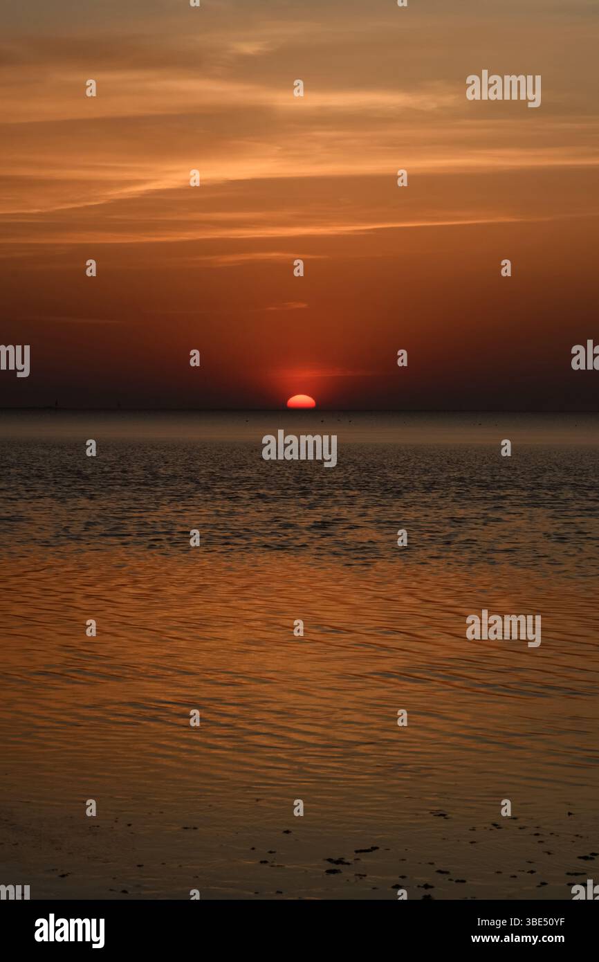 coucher de soleil atmosphérique... Cuxhaven * mer du Nord *, temps calme, soleil rouge incandescent coule dans la mer, mer calme, grande lumière, silence absolu, mer des Wadden de Banque D'Images