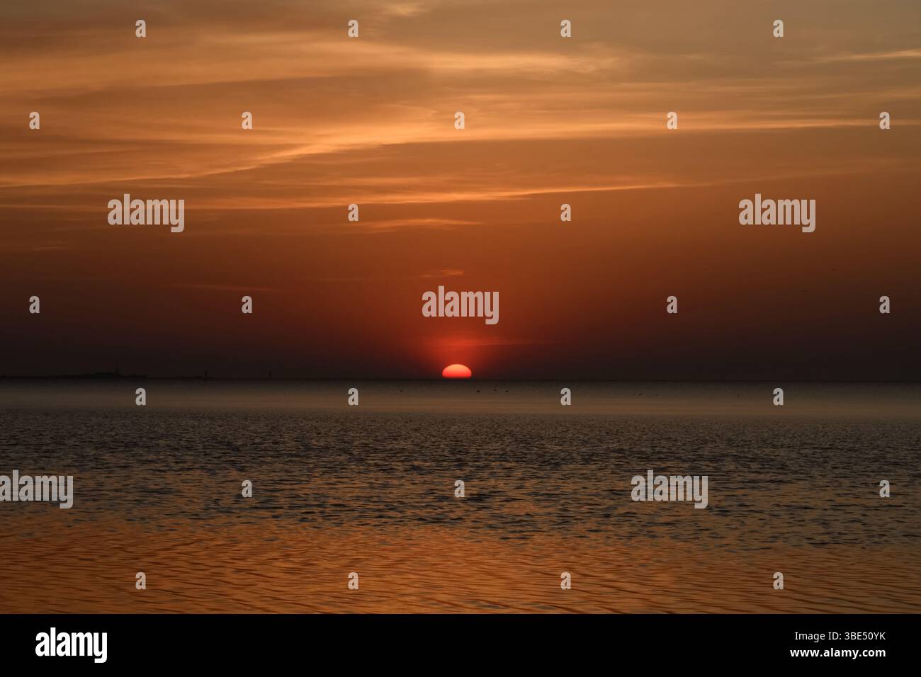 coucher de soleil atmosphérique... Cuxhaven * mer du Nord *, temps calme, soleil rouge incandescent coule dans la mer, mer calme, grande lumière, silence absolu, mer des Wadden de Banque D'Images