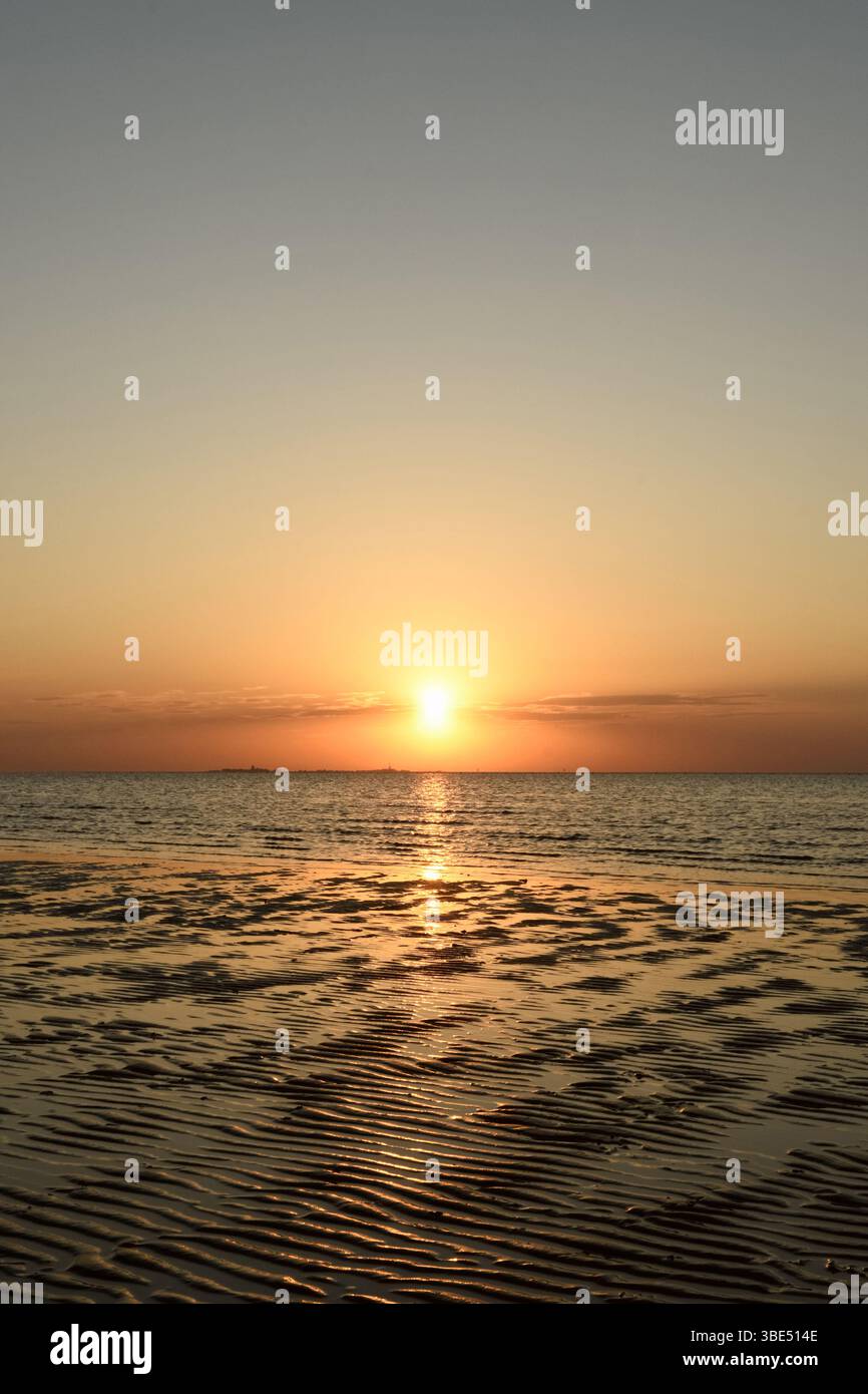 Coucher de soleil sur la mer des Wadden... Cuxhaven * mer du Nord * au large de Duhnen, Duhner Watt, basse-Saxe mer des Wadden, soleil bas sur Neuwerk, prise de vue atmosphérique, Allemagne, Banque D'Images