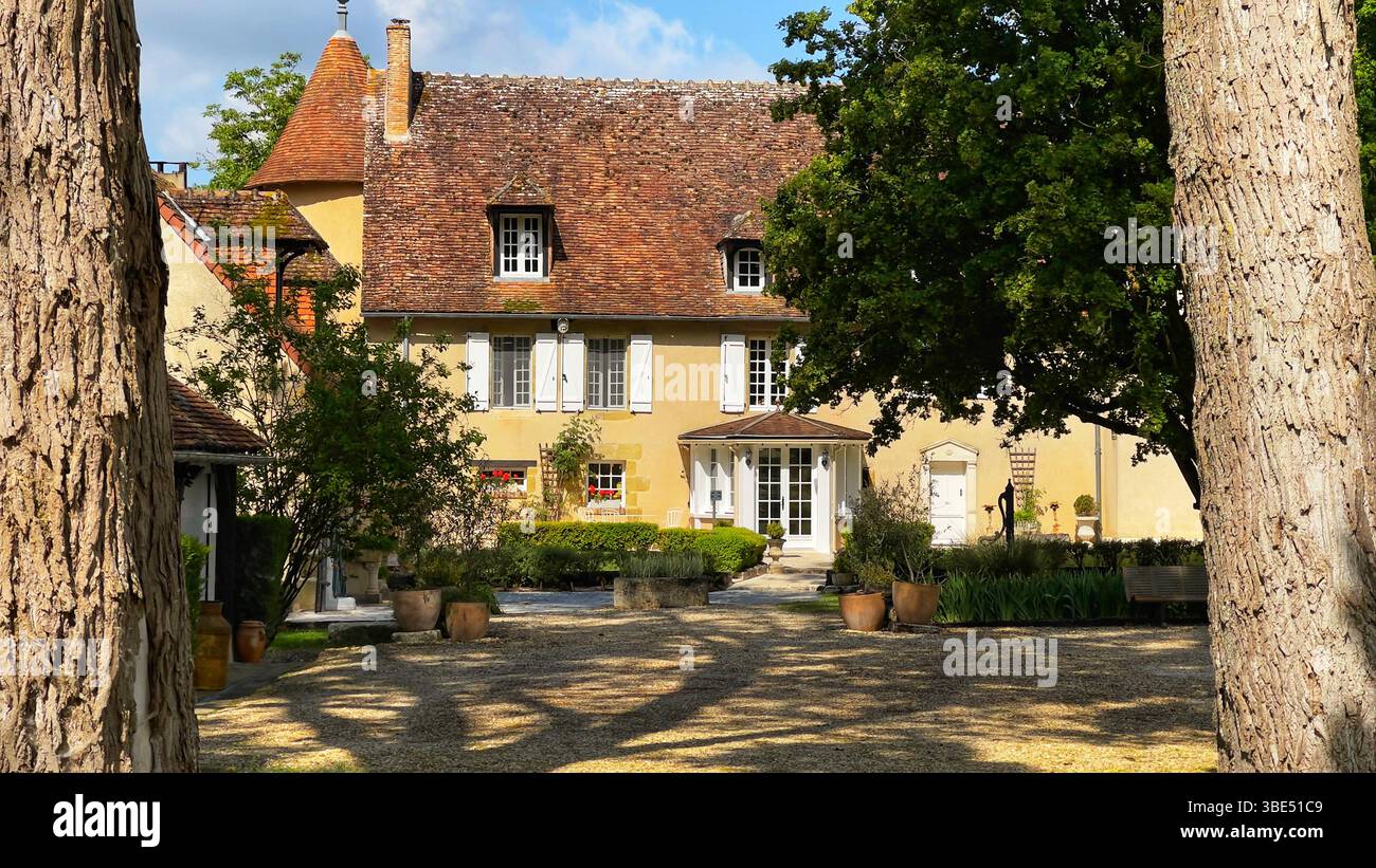 Le charmant B&B le petit Chateau de Sainte Colombe, Bouges-le-Château, France est situé au bout d'une longue route dans la pittoresque campagne française Banque D'Images