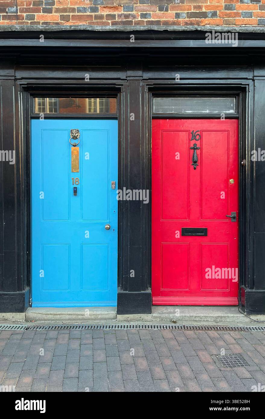 Portes bleues et rouges symbolisant l'intention de vote le soir des élections, gauche vs droite, conservateur ou réformiste vs travailliste, démocrate vs républicain Banque D'Images
