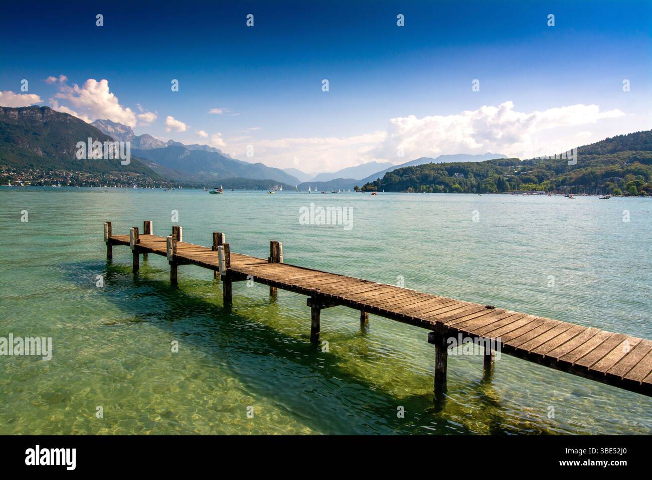 Le ciel clair se reflète sur les eaux calmes du lac d'Annecy, haute Savoie, Auvergne Rhône Alpes, France Banque D'Images