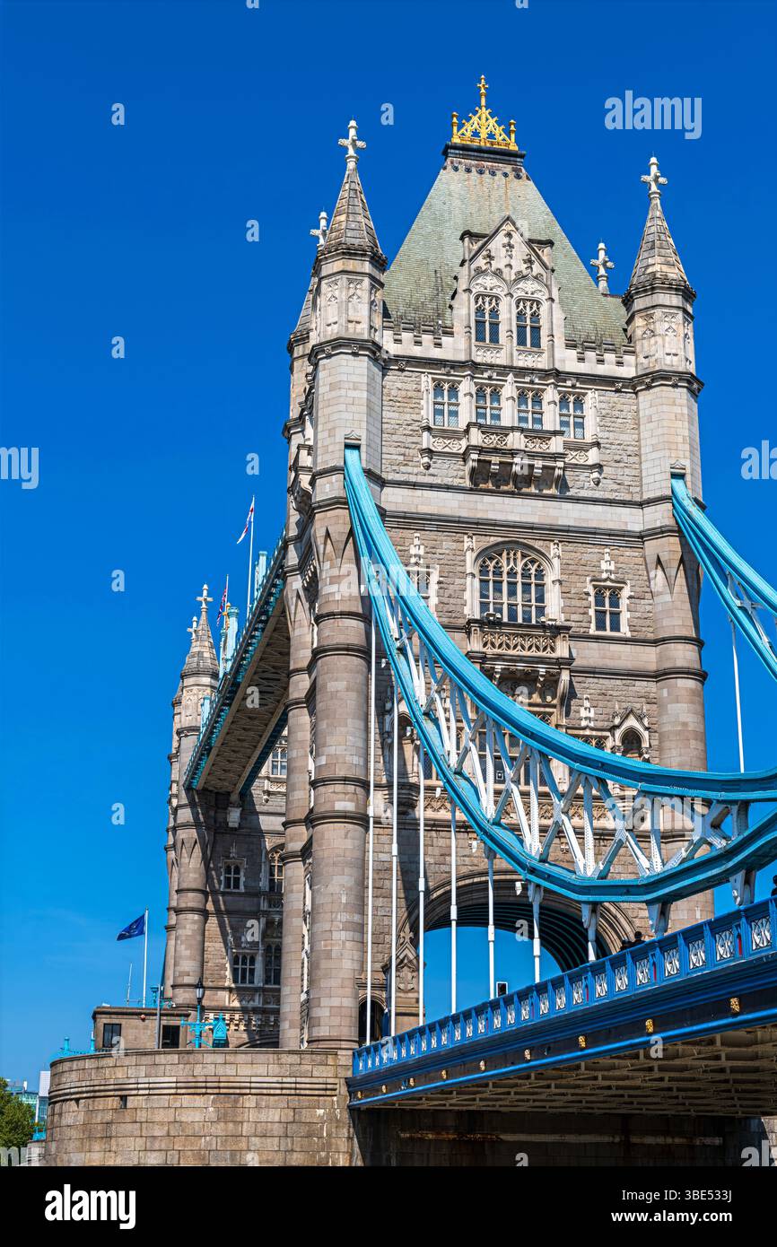 Tower Bridge à Londres par une chaude journée de printemps ensoleillée. Banque D'Images