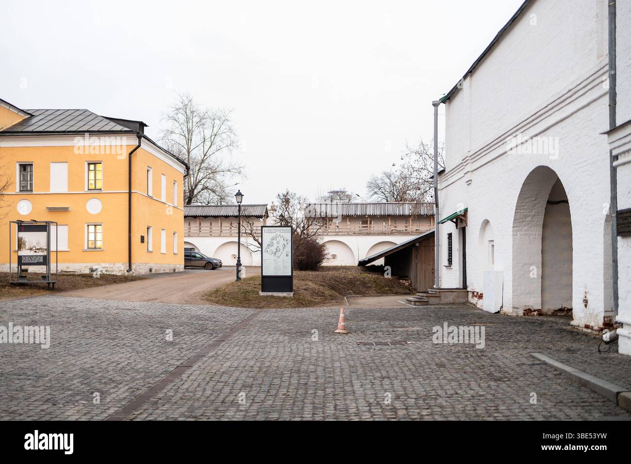 Moscou, Russie - 13 mars 2025 : Cour du monastère Andronic du Sauveur avec le Musée central Andreï Rublev de la culture et de l'art russes anciens Banque D'Images