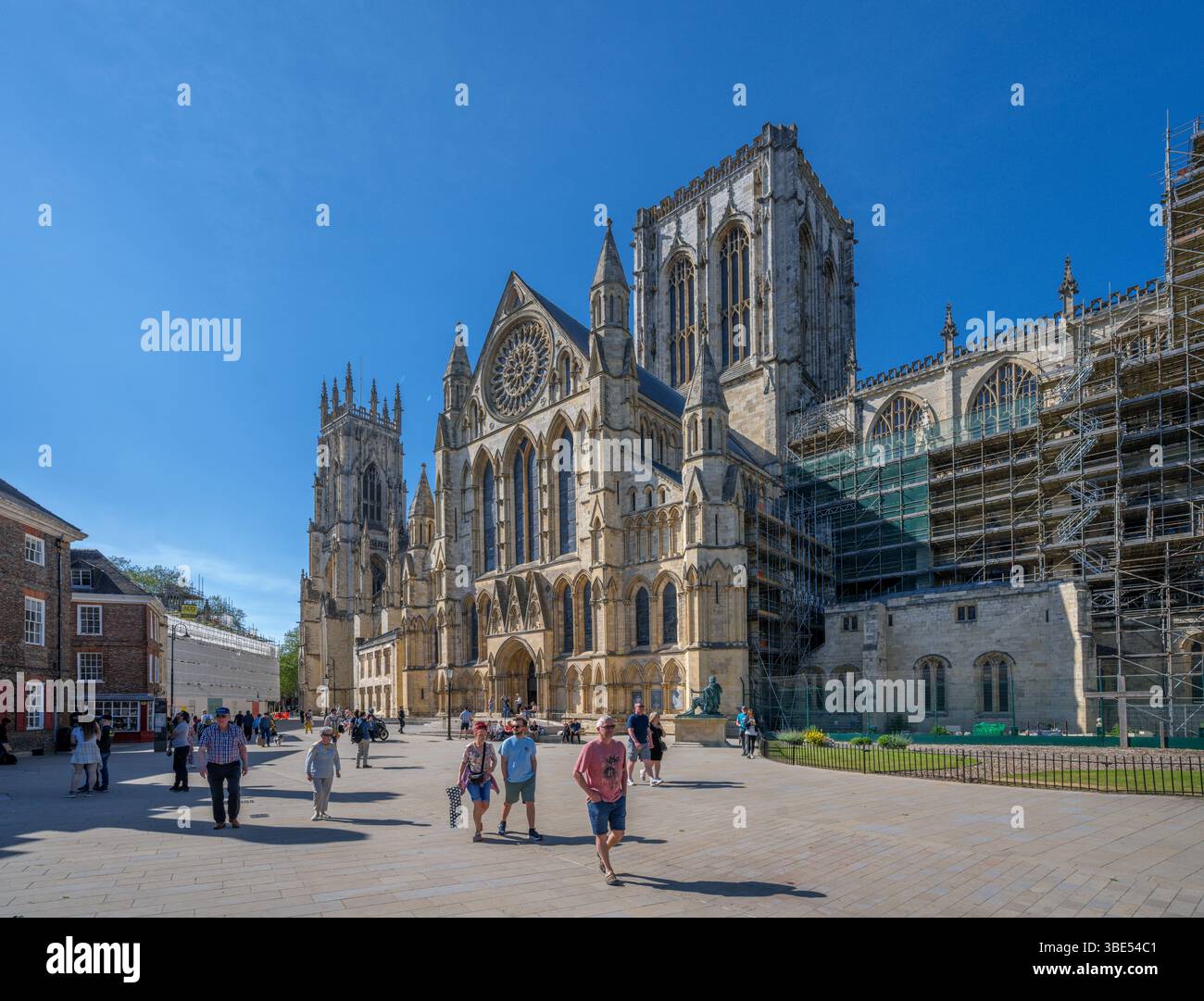 La façade sud de York Minster (cathédrale de York), York, North Yorkshire, Angleterre Royaume-Uni Banque D'Images